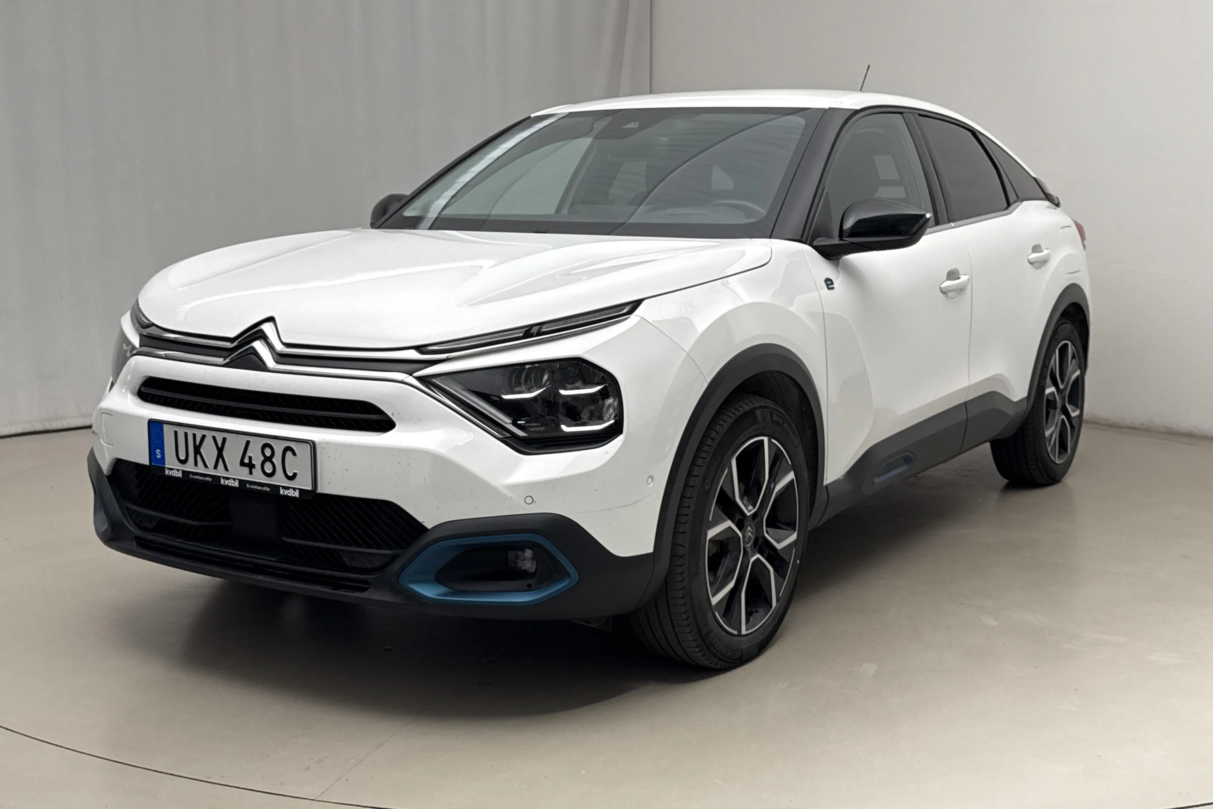 Presentationsfoto 1 av 19: Citroën e-C4 50kWh (136hk) - 7 663 mil - Automat - vit - 2022
