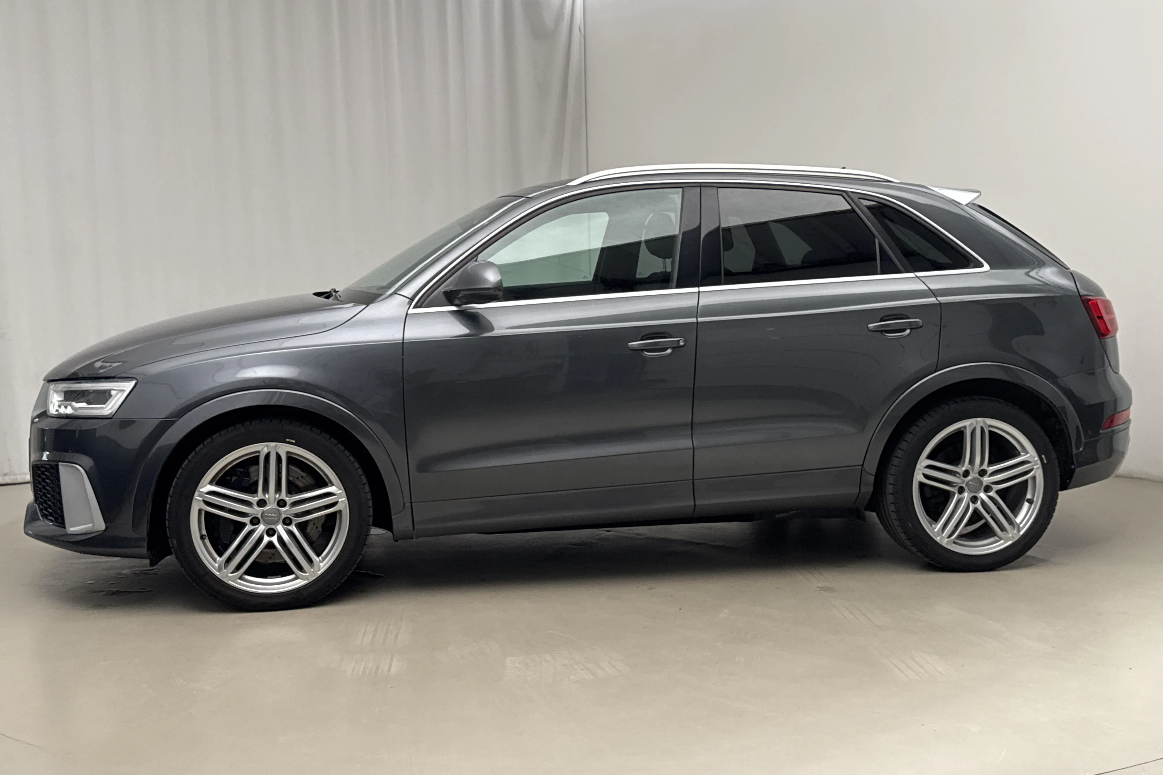 Presentationsfoto 2 av 22: Audi RSQ3 2.5 TFSI (340hk) - 15 973 mil - Automat - grå - 2016