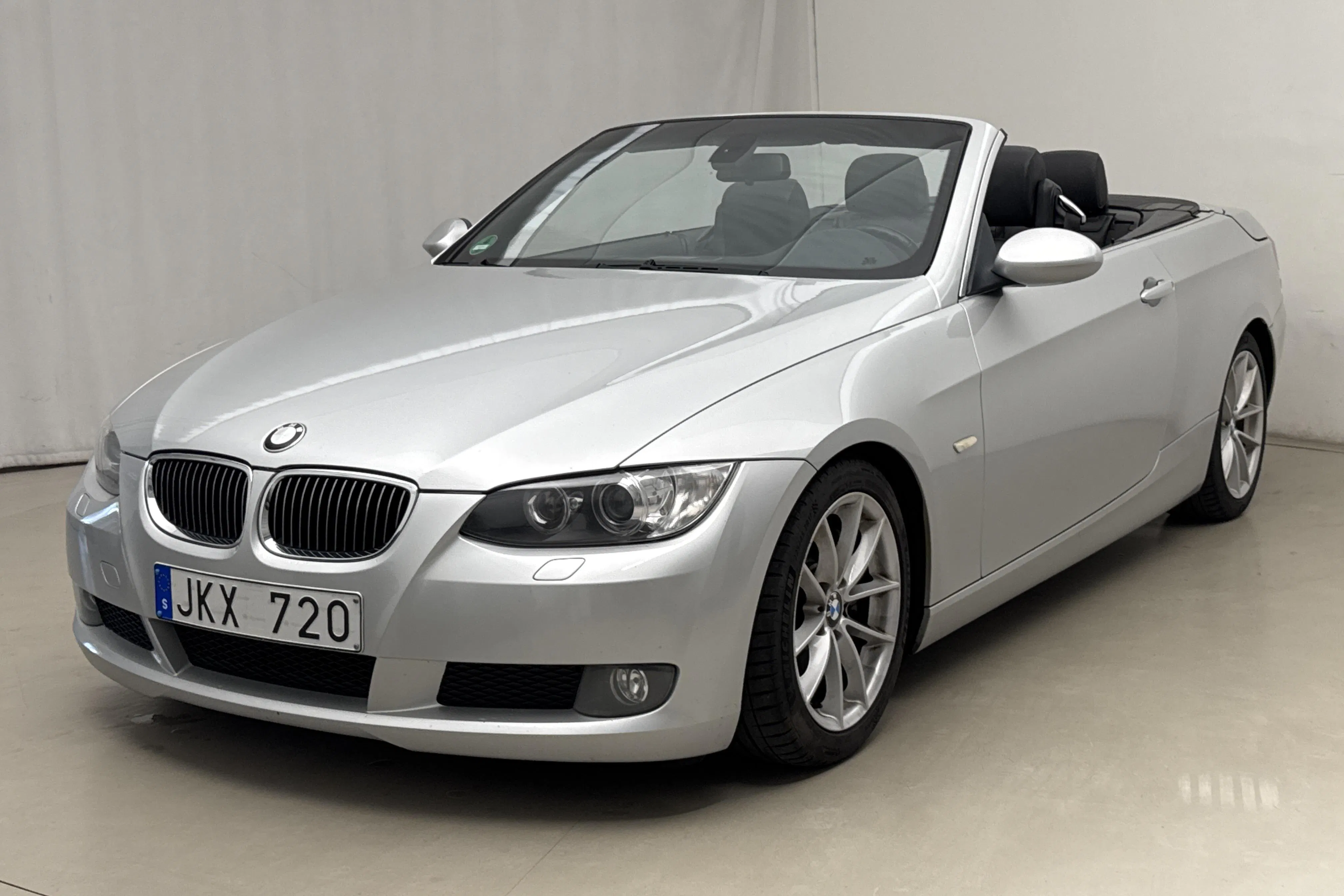 Presentationsfoto 1 av 19: BMW 325i Cabriolet, E93 (218hk) - 21 084 mil - Manuell - Ljusgrå - 2008