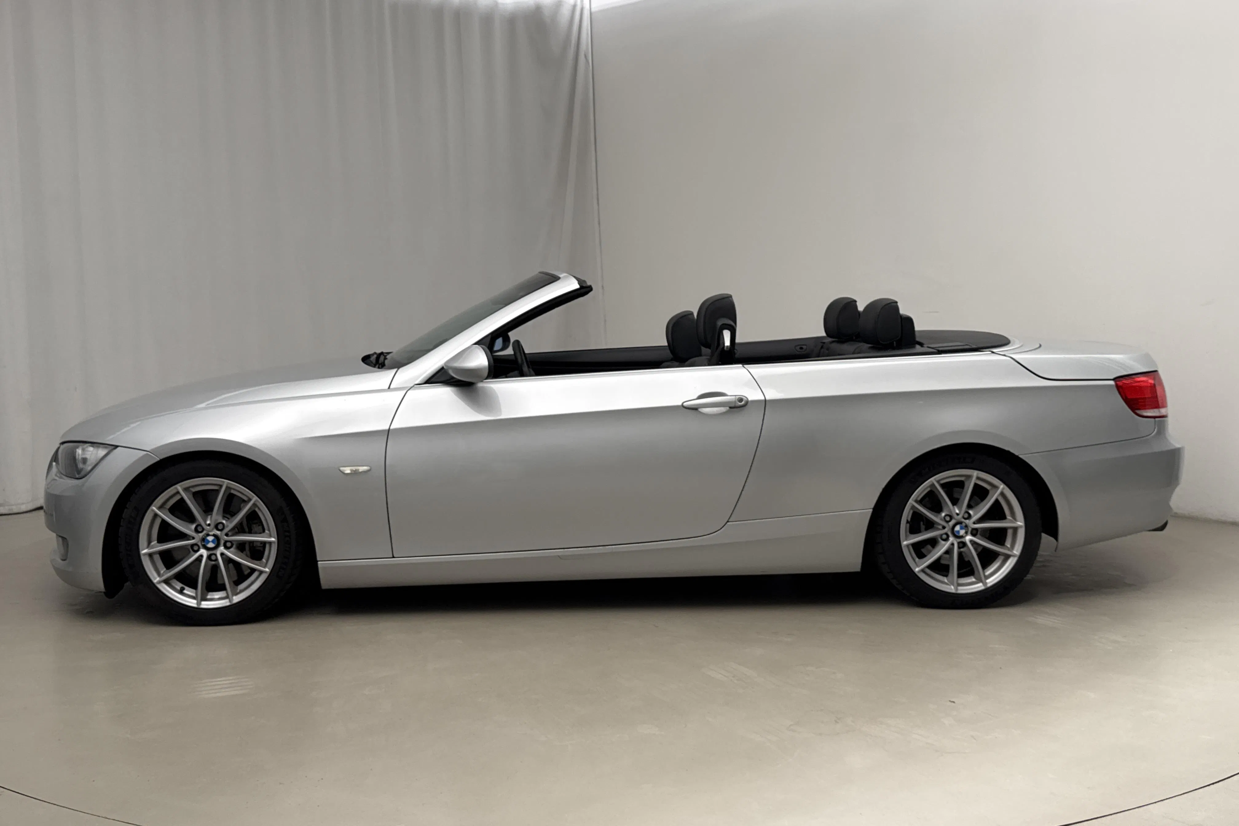 Presentationsfoto 2 av 19: BMW 325i Cabriolet, E93 (218hk) - 21 084 mil - Manuell - Ljusgrå - 2008