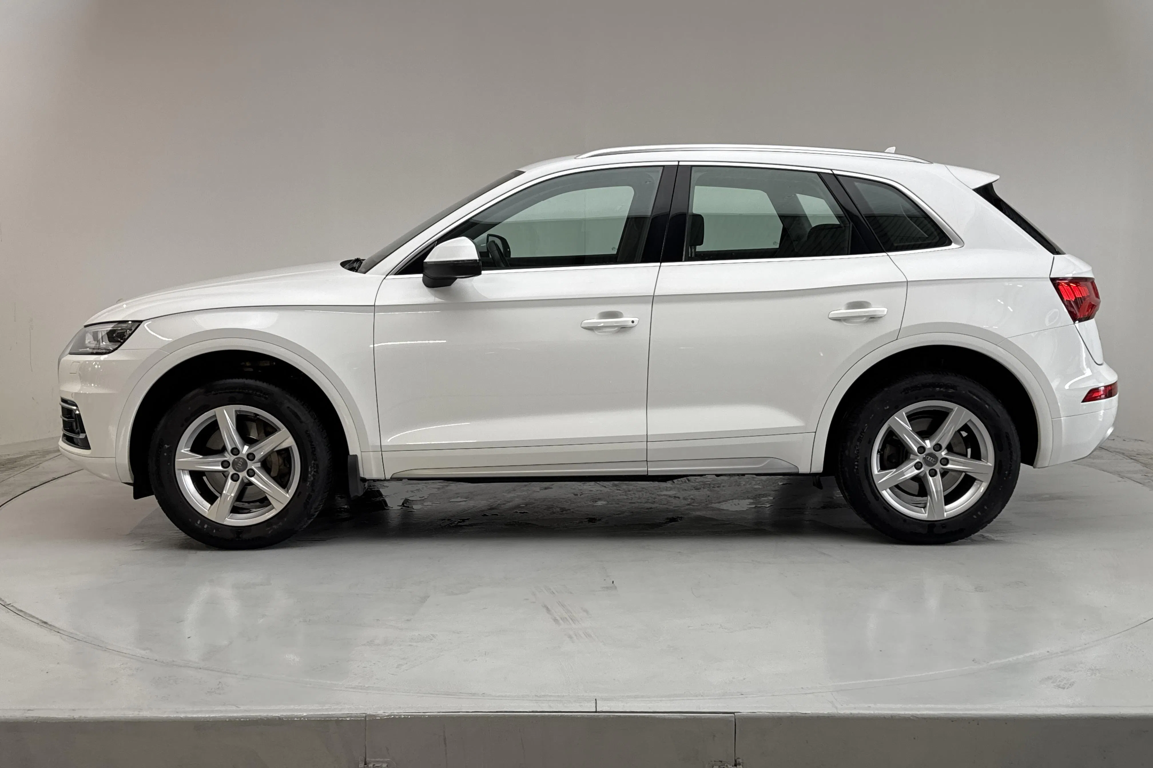 Presentationsfoto 2 av 13: Audi Q5 40 TDI quattro (190hk) - 11 724 mil - Automat - vit - 2019