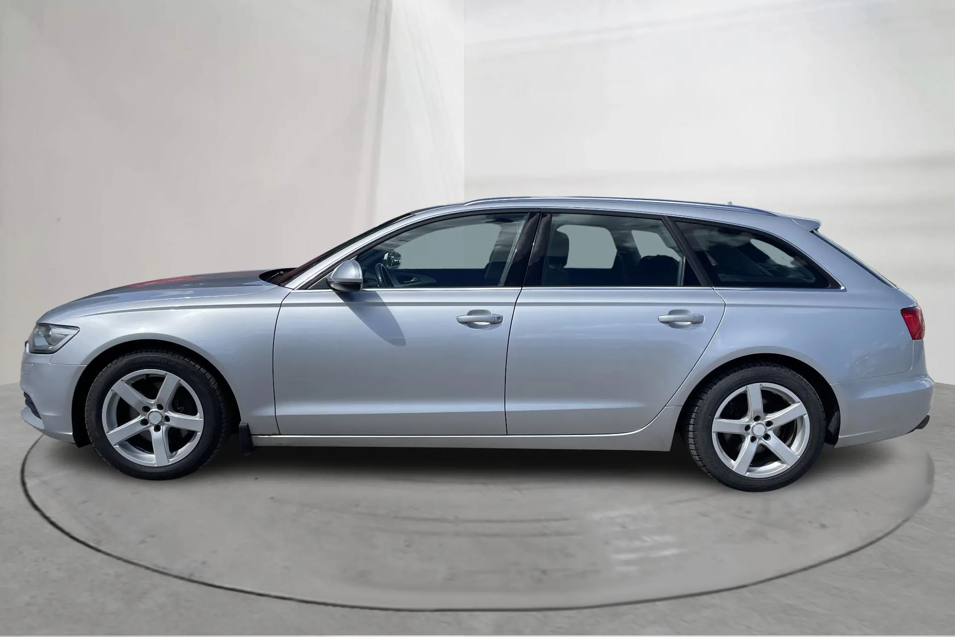 Presentationsfoto 2 av 14: Audi A6 2.0 TDI Avant (177hk) - 19 042 mil - Automat - silver - 2013
