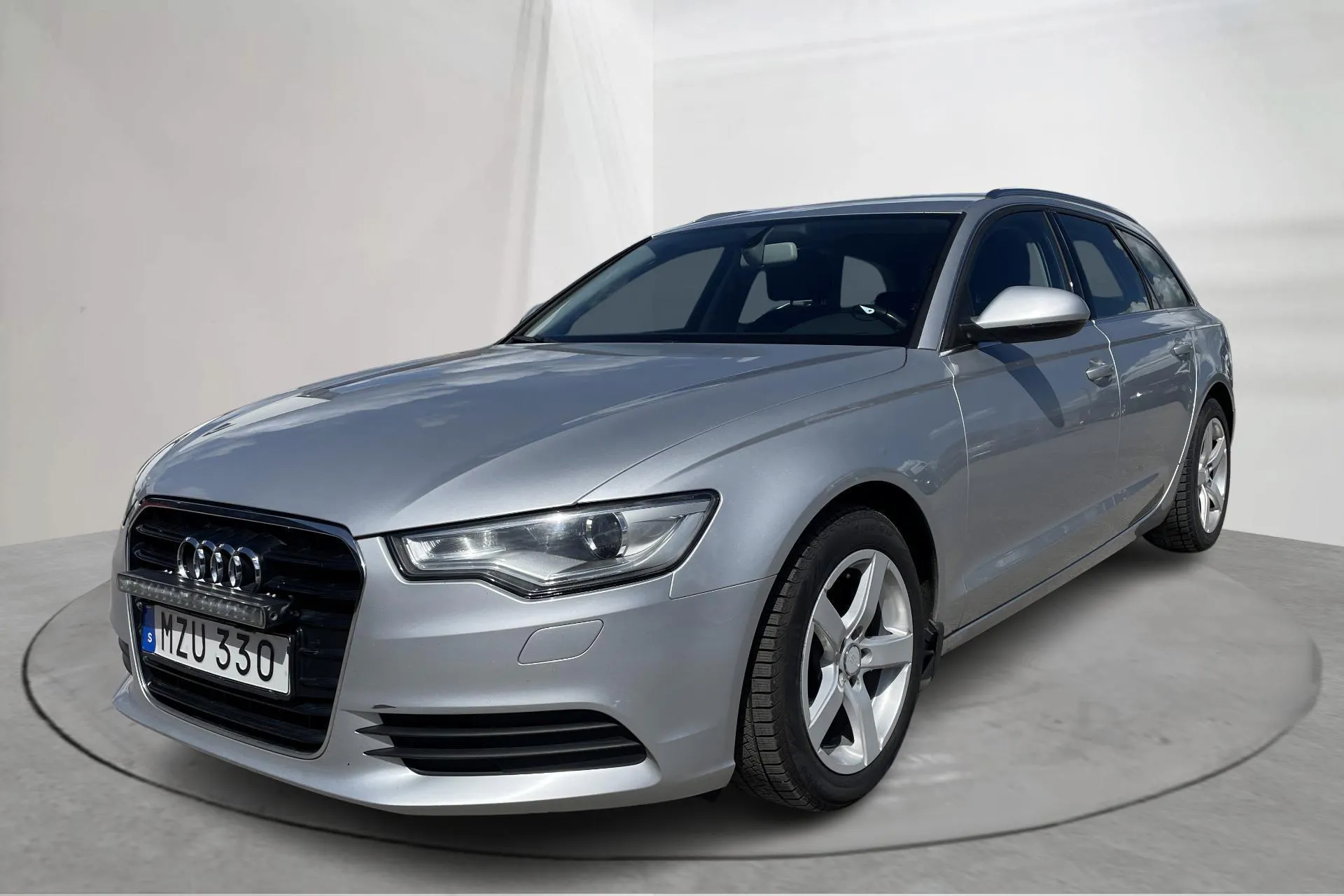 Presentationsfoto 1 av 14: Audi A6 2.0 TDI Avant (177hk) - 19 042 mil - Automat - silver - 2013