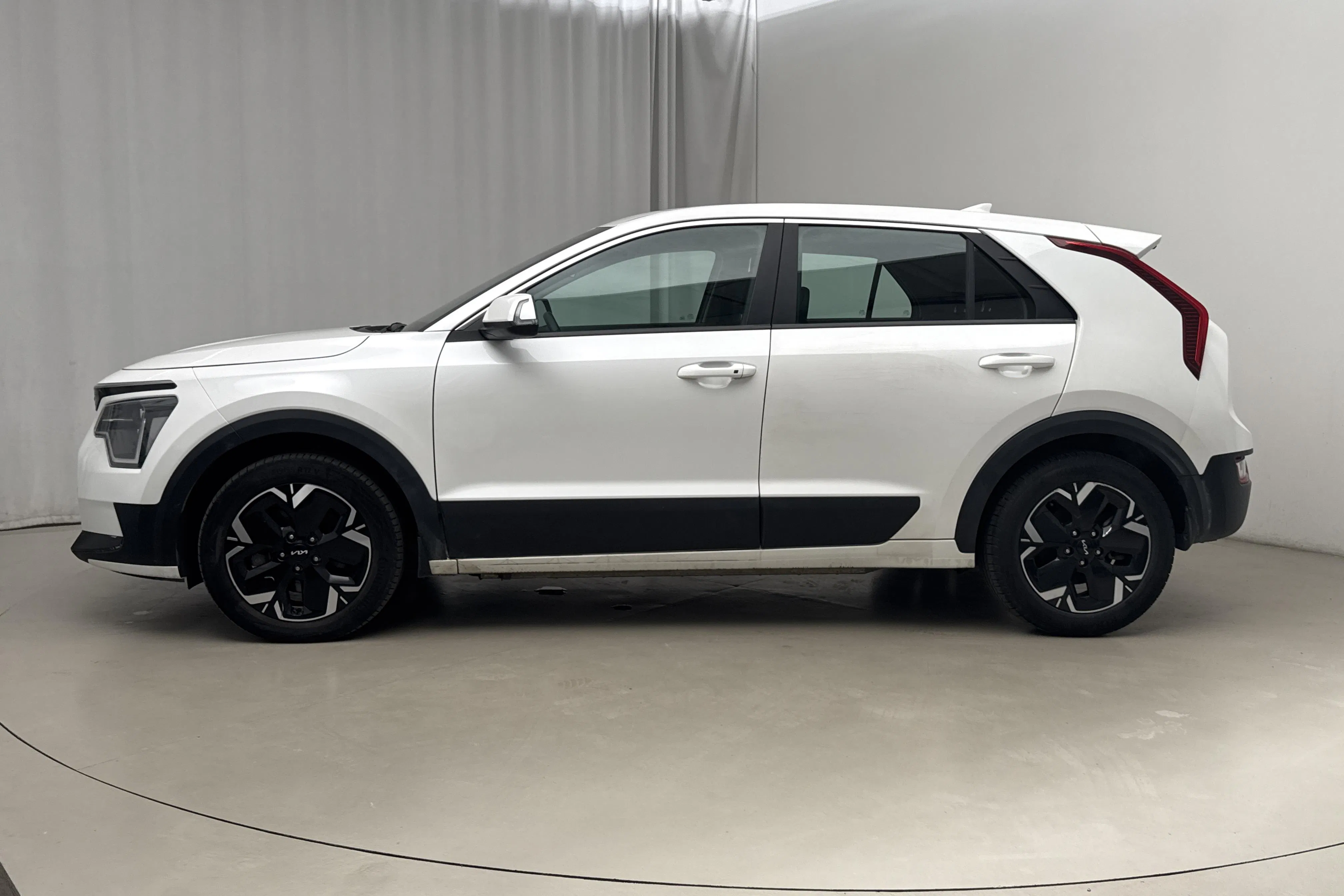 Presentation photo 2 of 19: KIA Niro EV 65kWh (204hk) - 8 548 Scandinavian mile - Automatic - white - 2024