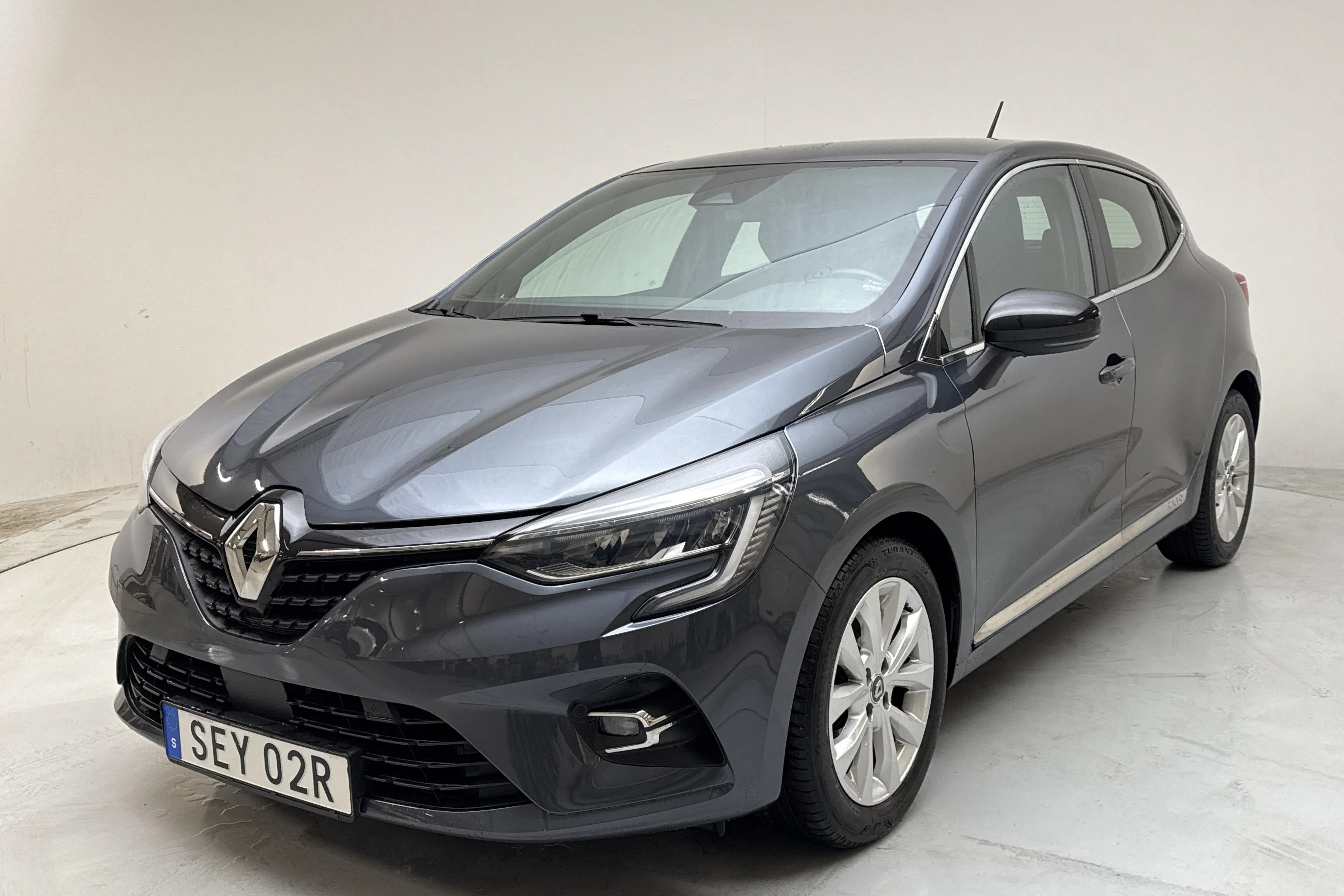 Presentation photo 1 of 14: Renault Clio V 1.0 TCe 5dr (100hk) - 3 698 Scandinavian mile - Manual - gray - 2020