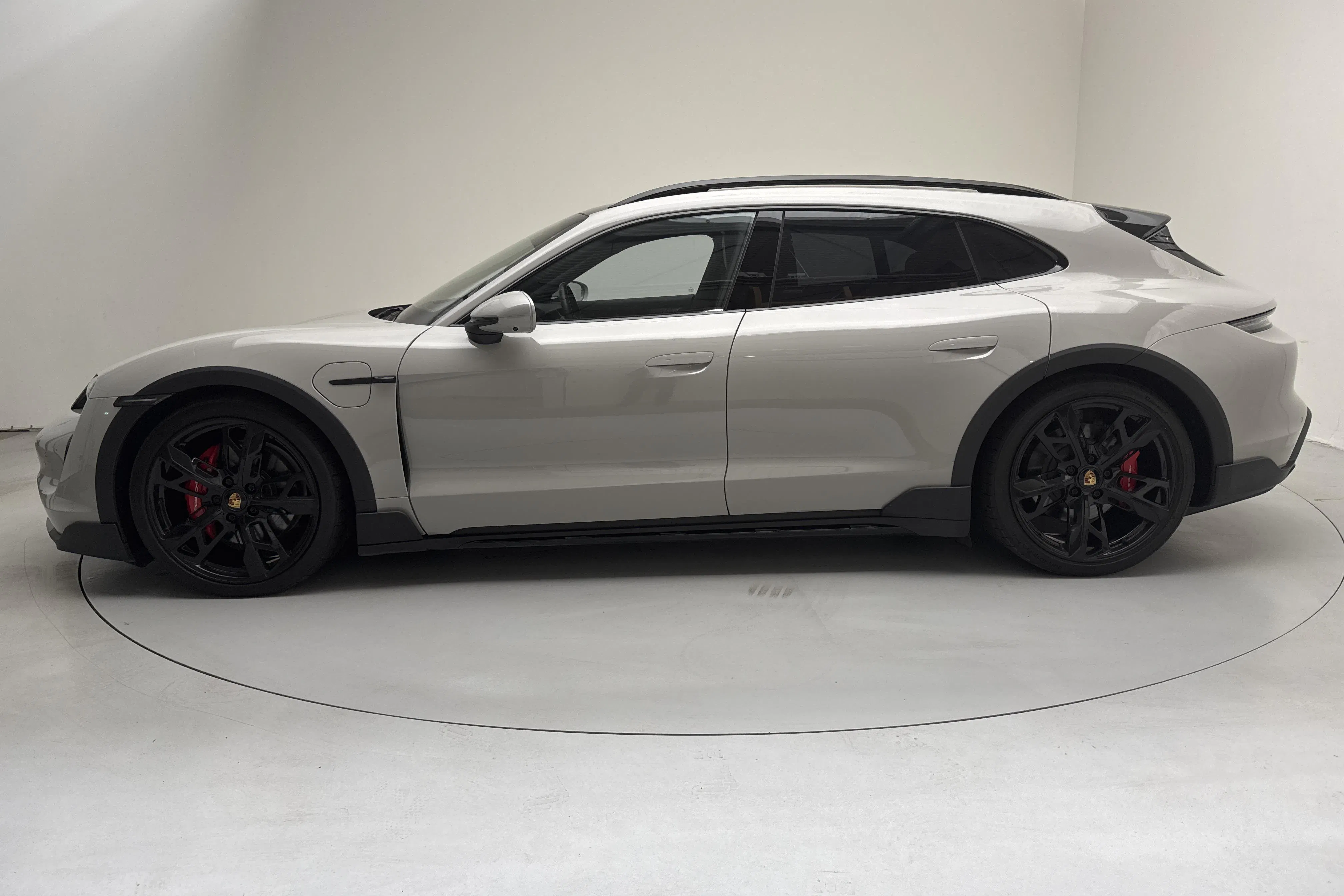 Presentation photo 2 of 24: Porsche Taycan 4S Cross Turismo (571hk) - 4 680 Scandinavian mile - Automatic - light grey - 2023