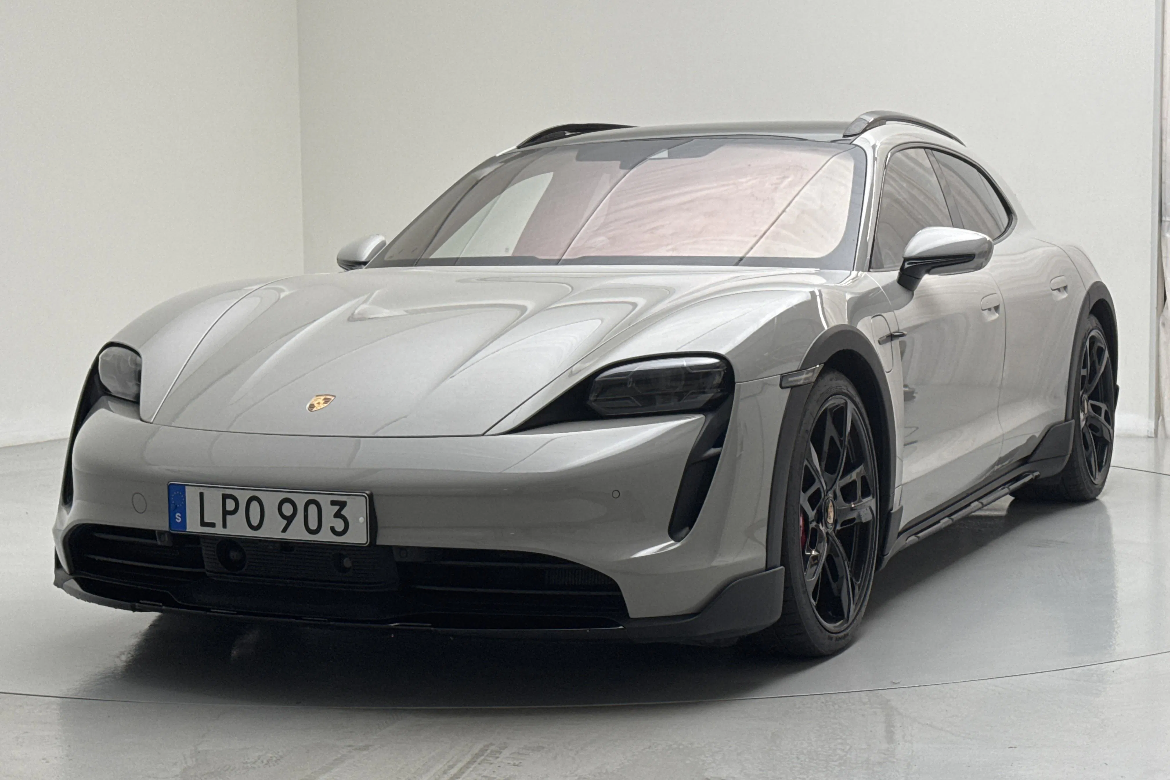 Presentation photo 1 of 24: Porsche Taycan 4S Cross Turismo (571hk) - 4 680 Scandinavian mile - Automatic - light grey - 2023