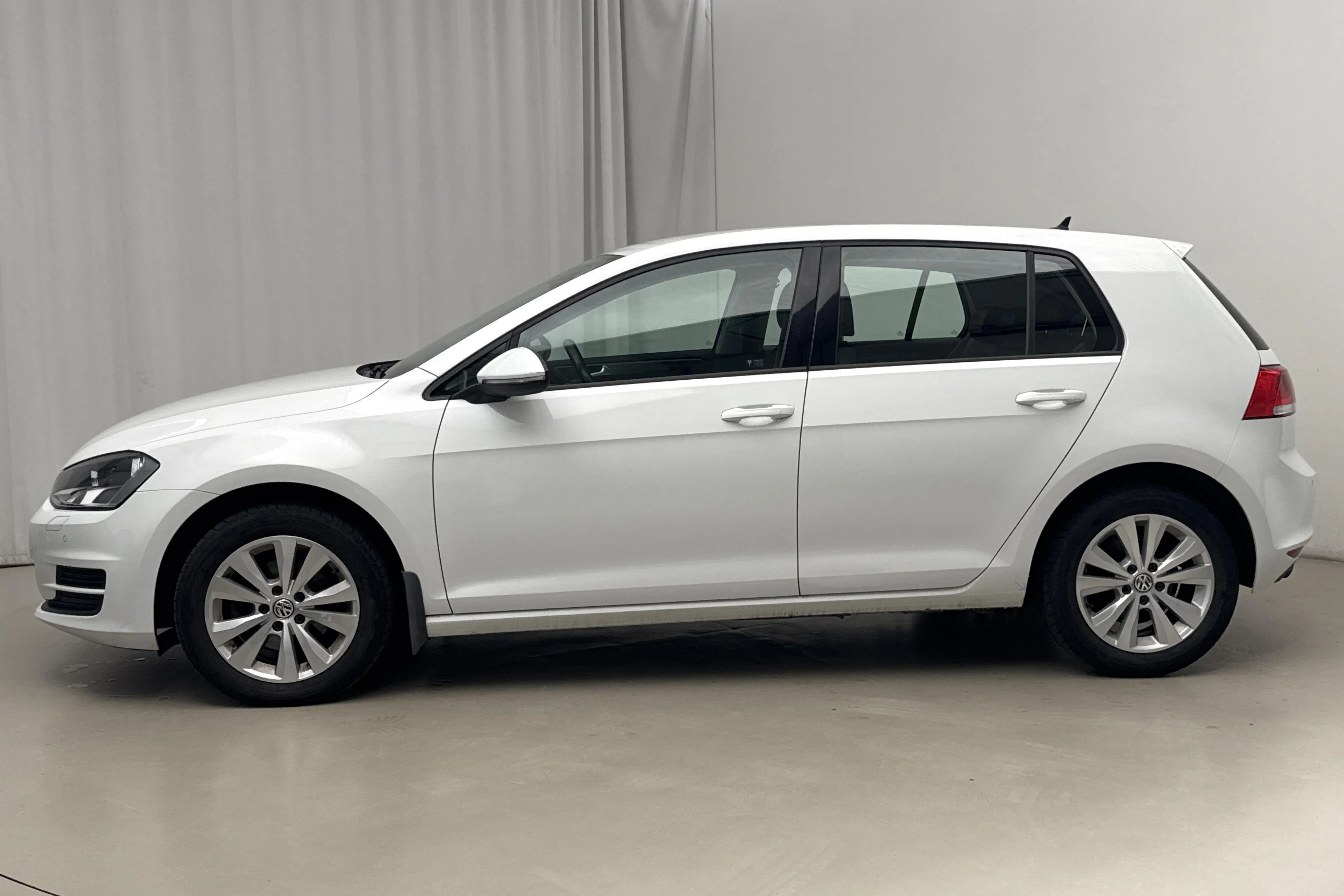 Presentation photo 2 of 17: VW Golf VII 1.6 TDI BlueMotion Technology 5dr (105hk) - 8 503 Scandinavian mile - Automatic - white - 2014