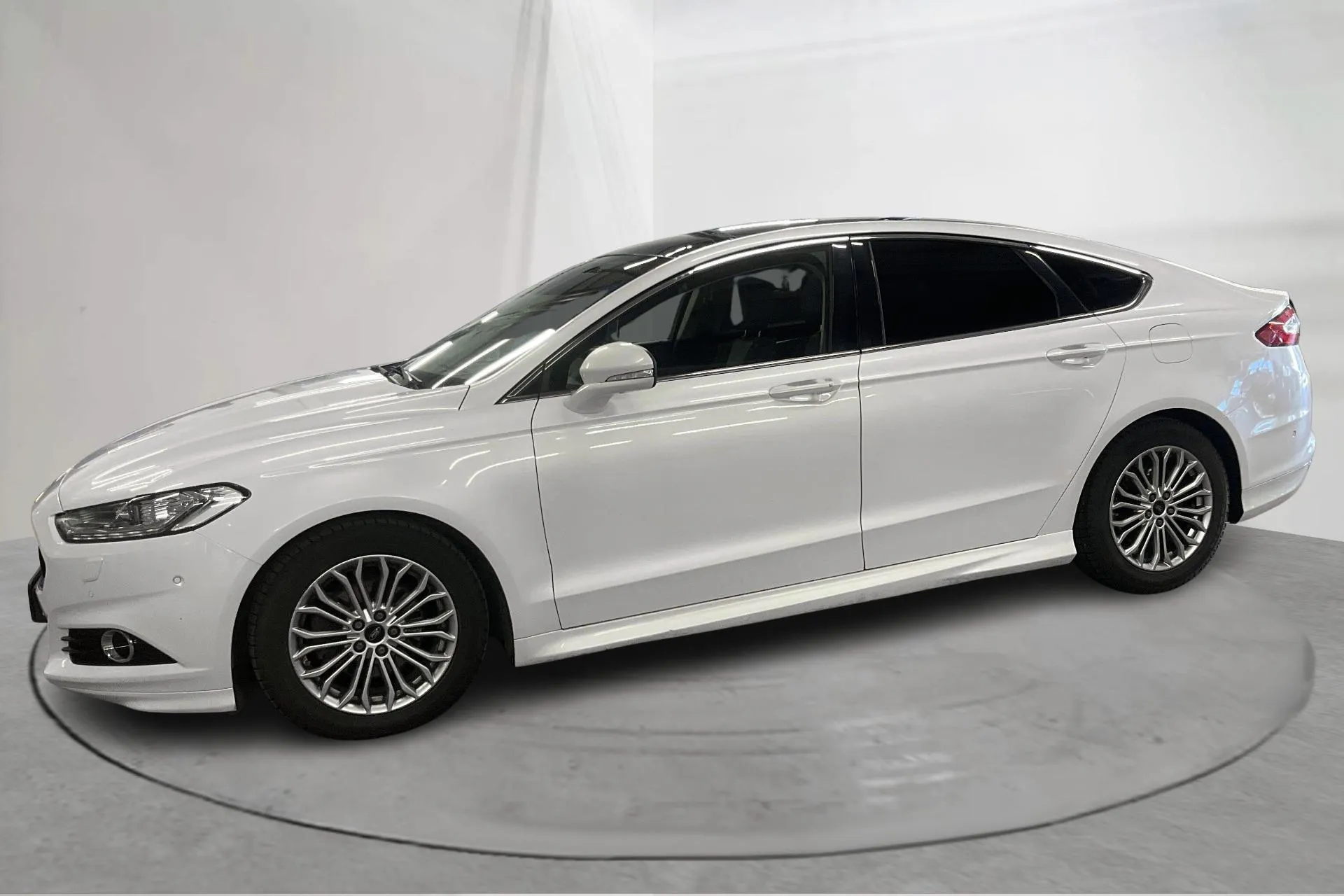 Presentationsfoto 2 av 15: Ford Mondeo 2.0 TDCi 5dr (210hk) - 16 726 mil - Automat - vit - 2016