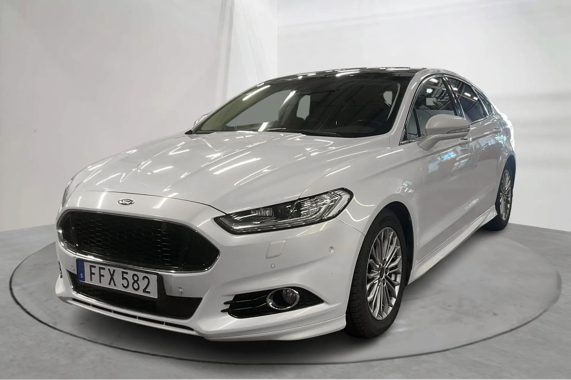 Presentationsfoto 1 av 15: Ford Mondeo 2.0 TDCi 5dr (210hk) - 16 726 mil - Automat - vit - 2016