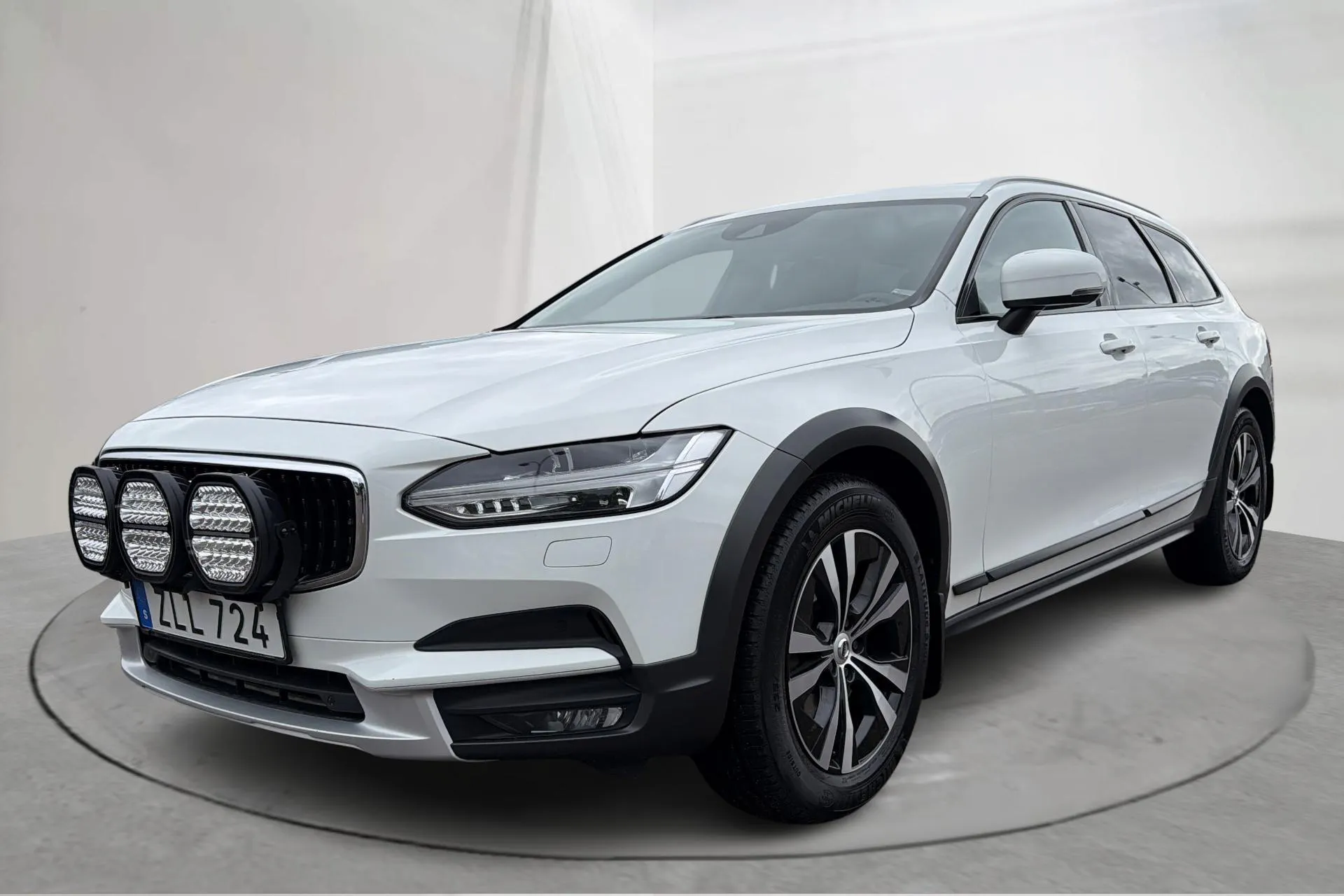 Presentation photo 1 of 16: Volvo V90 D4 Cross Country AWD (190hk) - 262 160 km - Automatic - white - 2020