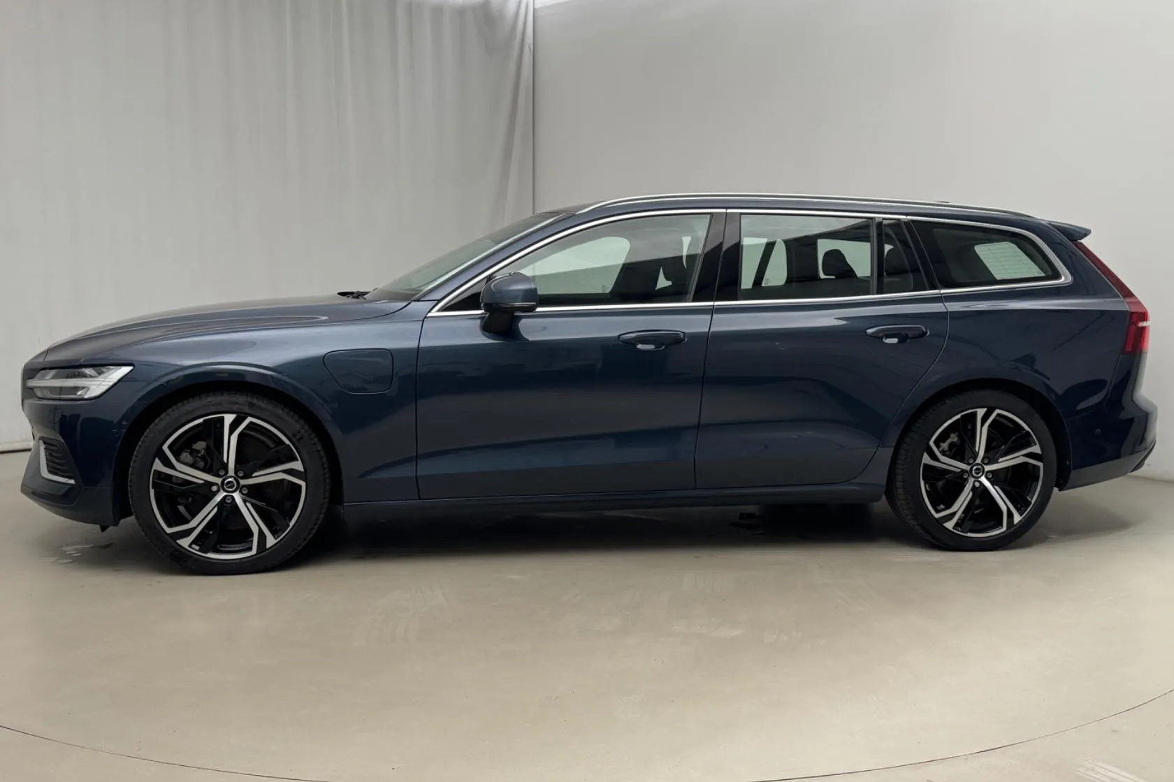 Presentation photo 2 of 26: Volvo V60 T6 AWD Recharge (350hk) - 3 343 Scandinavian mile - Automatic - dark blue - 2023