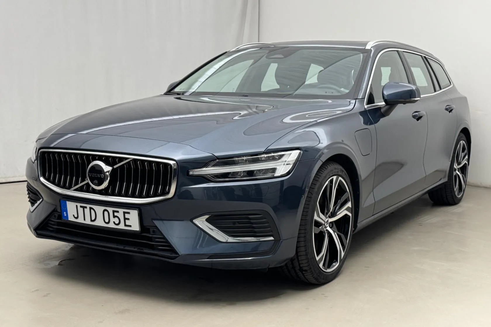 Presentation photo 1 of 26: Volvo V60 T6 AWD Recharge (350hk) - 3 343 Scandinavian mile - Automatic - dark blue - 2023