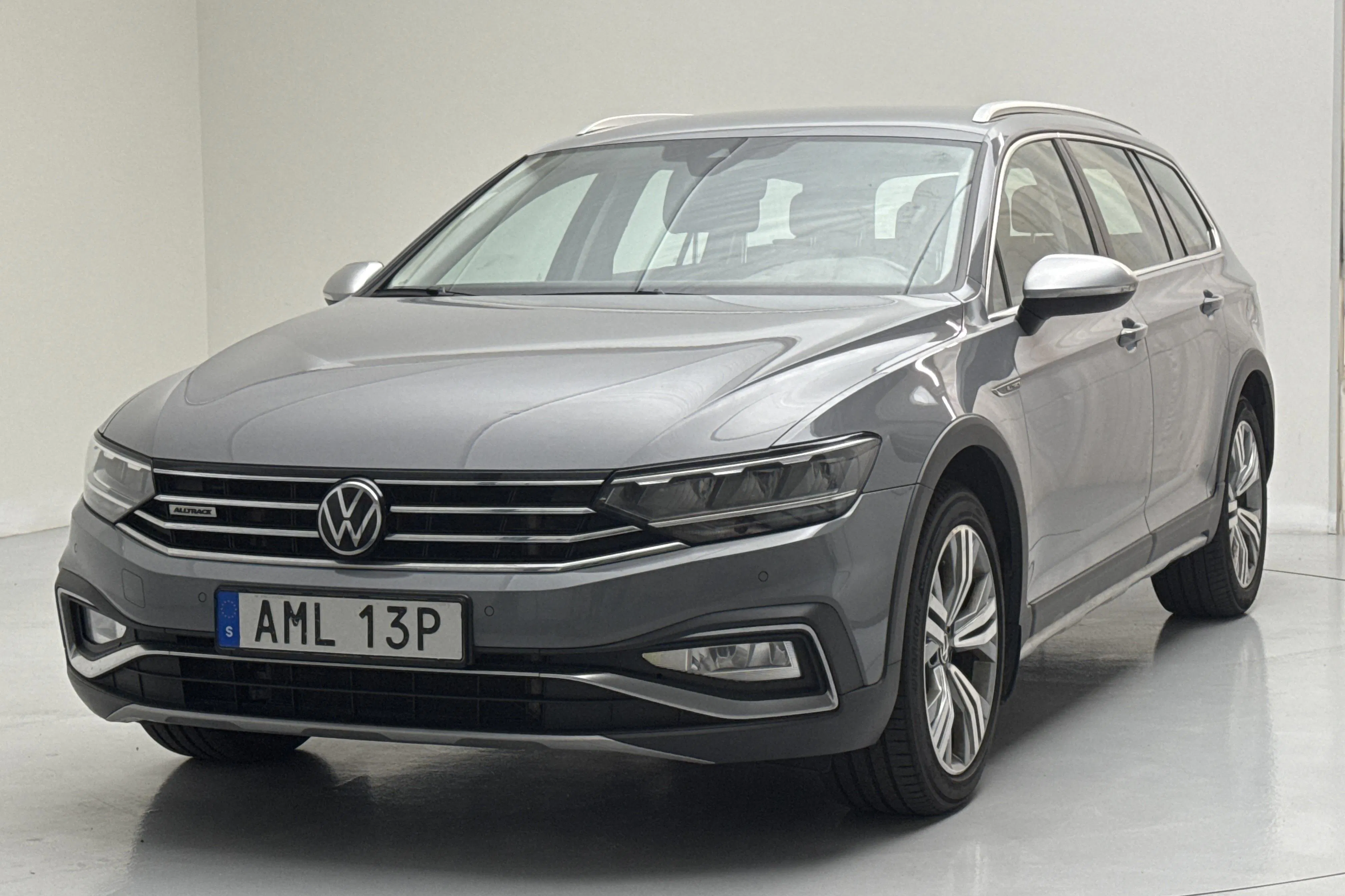 Presentationsfoto 1 av 15: VW Passat Alltrack 2.0 TDI Sportscombi 4Motion (200hk) - 17 754 mil - Automat - grå - 2022