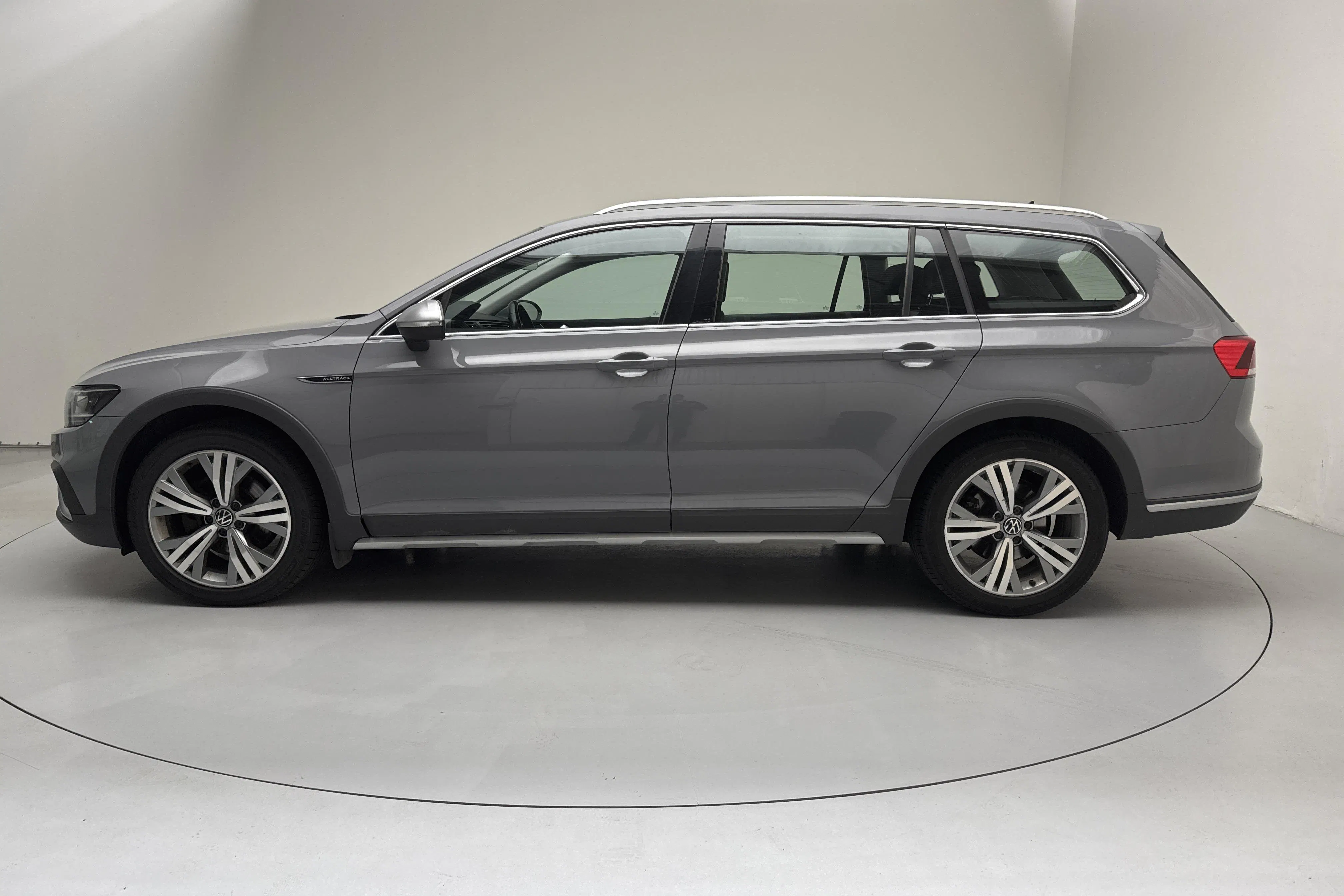 Presentationsfoto 2 av 15: VW Passat Alltrack 2.0 TDI Sportscombi 4Motion (200hk) - 17 754 mil - Automat - grå - 2022