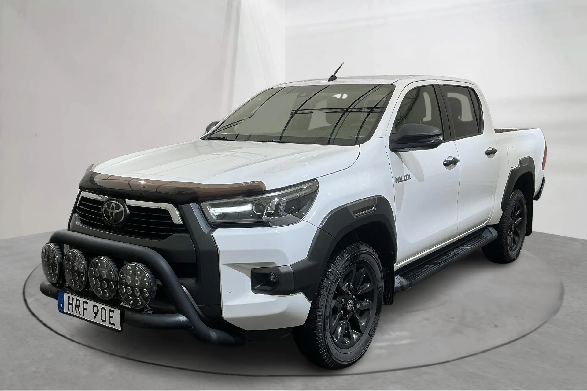 Presentationsfoto 1 av 17: Toyota Hilux 2.8 D 4WD (204hk) - 17 192 mil - Automat - vit - 2021