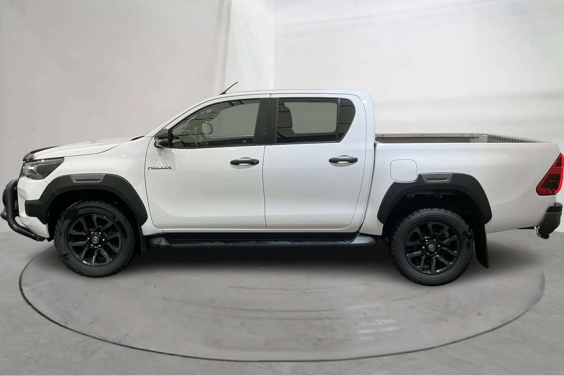 Presentationsfoto 2 av 17: Toyota Hilux 2.8 D 4WD (204hk) - 17 192 mil - Automat - vit - 2021