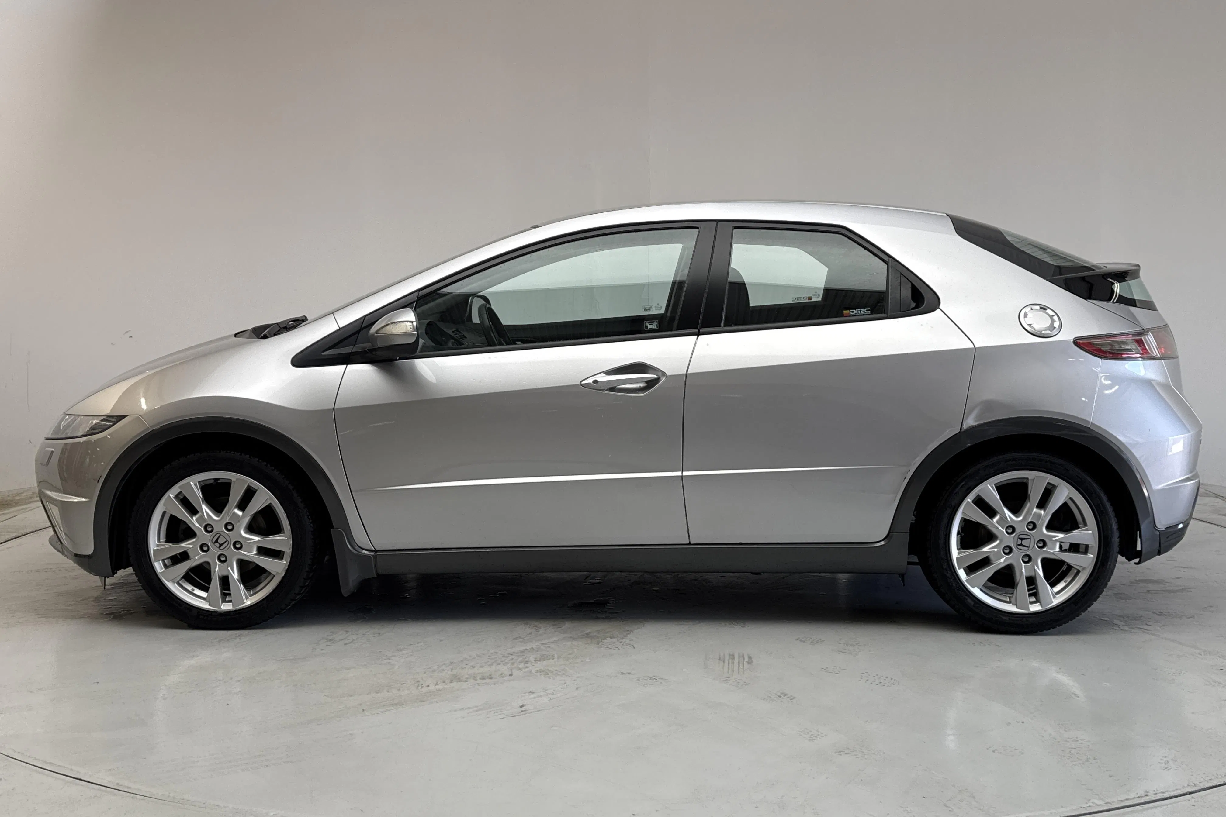 Presentation photo 2 of 12: Honda Civic 1.8 5dr (140hk) - 25 040 km - Automatic - silver - 2010