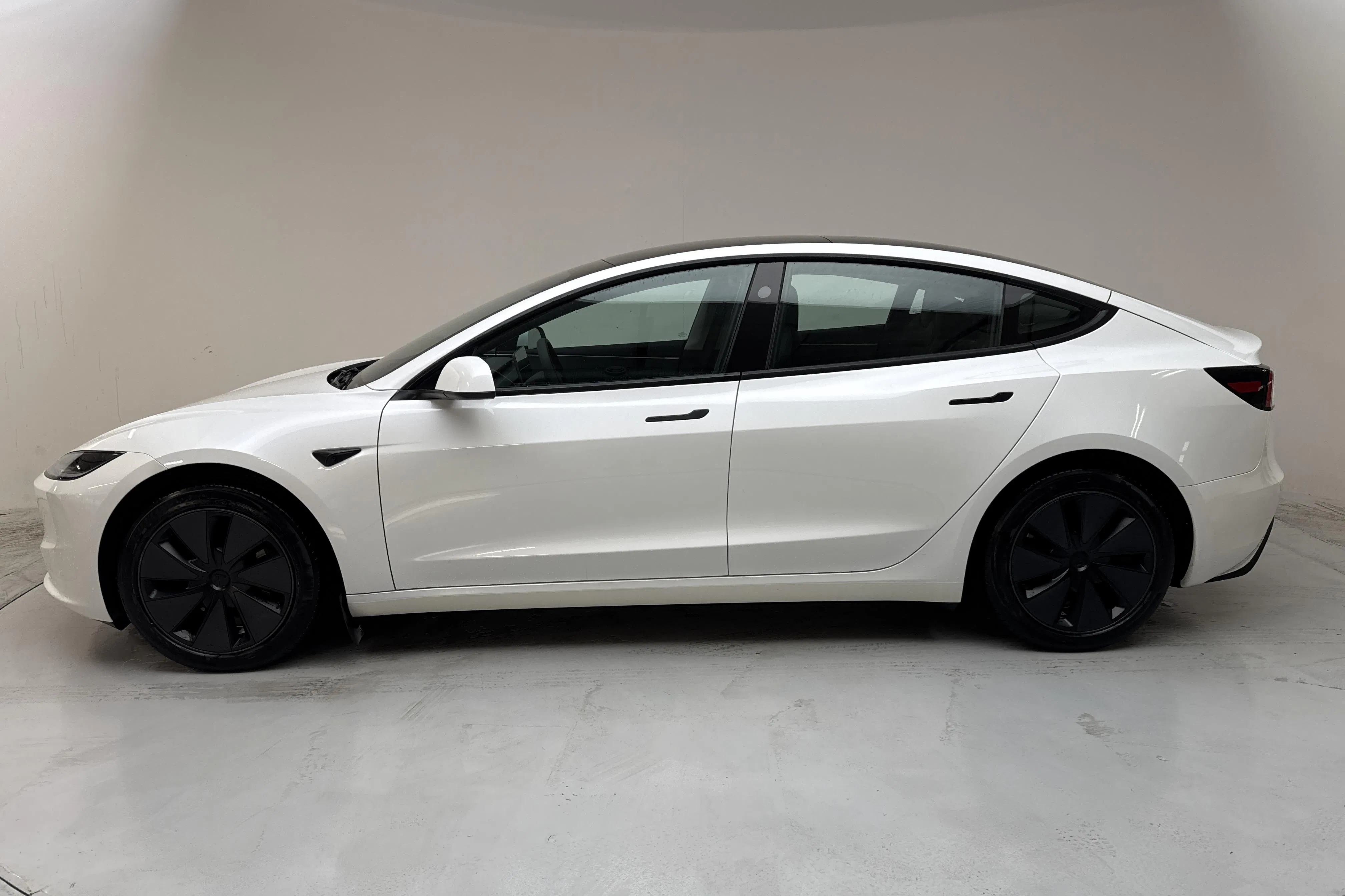 Presentationsfoto 2 av 17: Tesla Model 3 Standard Range RWD - 5 992 mil - Automat - vit - 2024