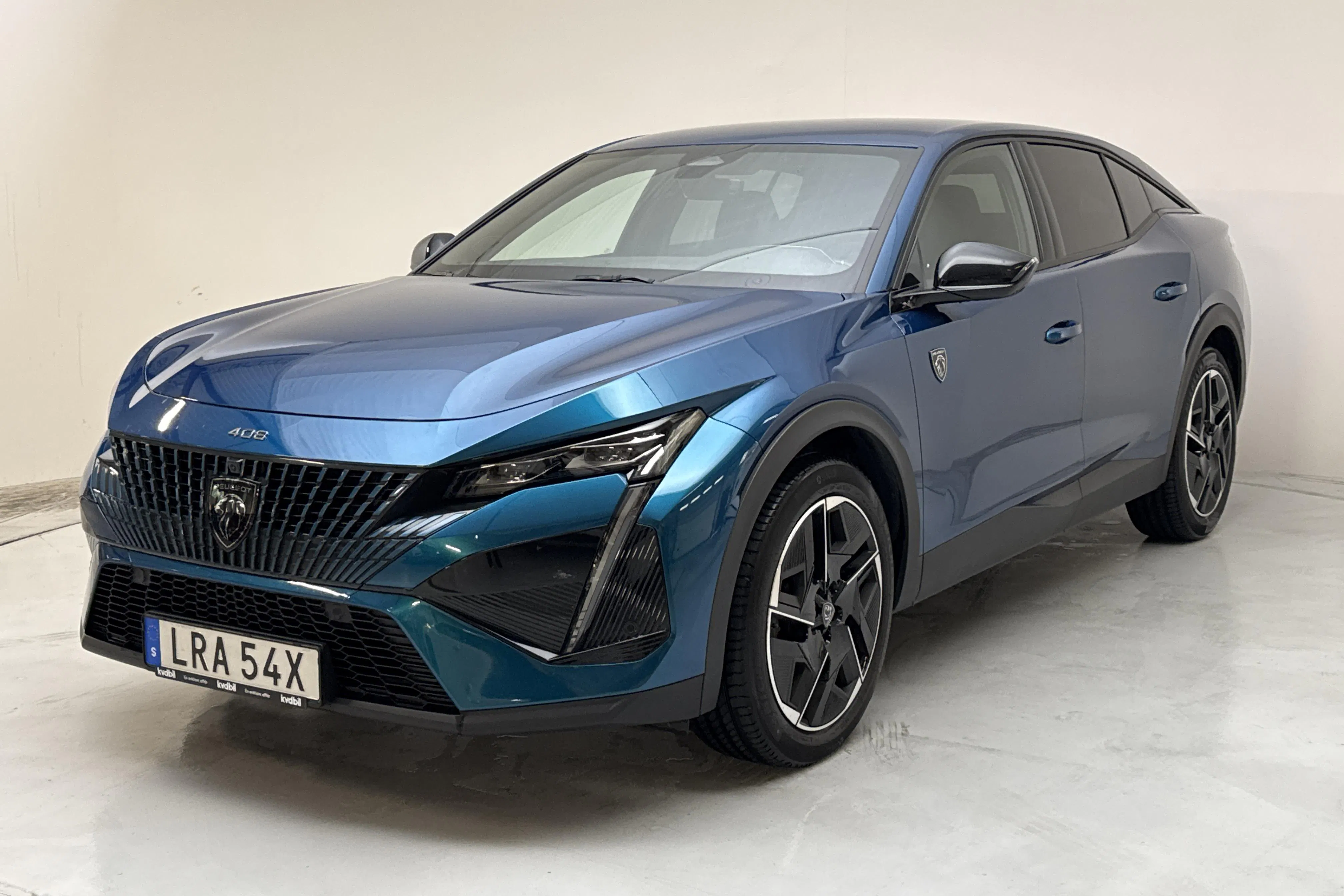 Presentationsfoto 1 av 15: Peugeot 408 PureTech (130hk) - 3 260 mil - Automat - blå - 2024