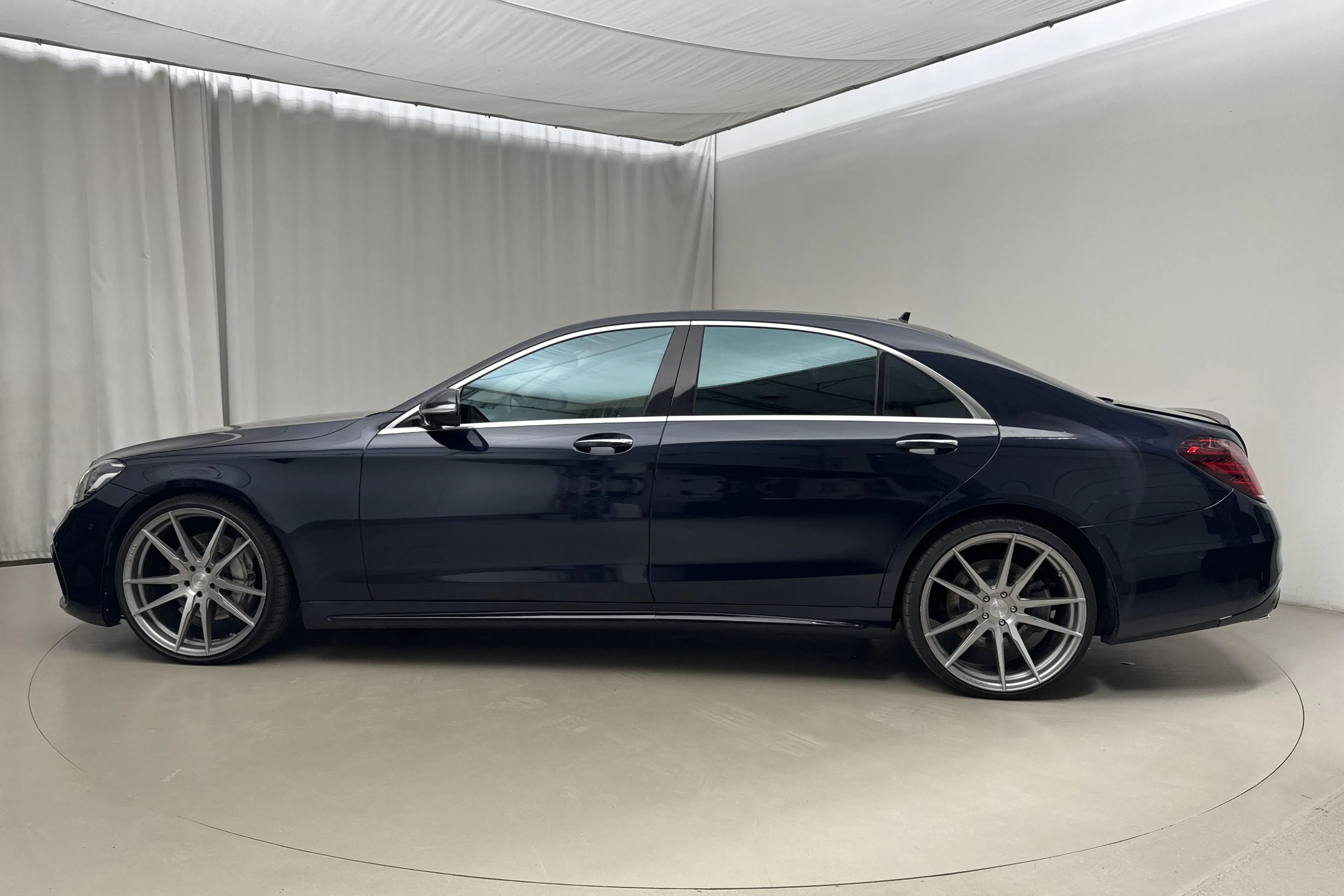 Presentationsfoto 2 av 21: Mercedes S 500 4MATIC W222 (455hk) - 15 005 mil - Automat - svart - 2014