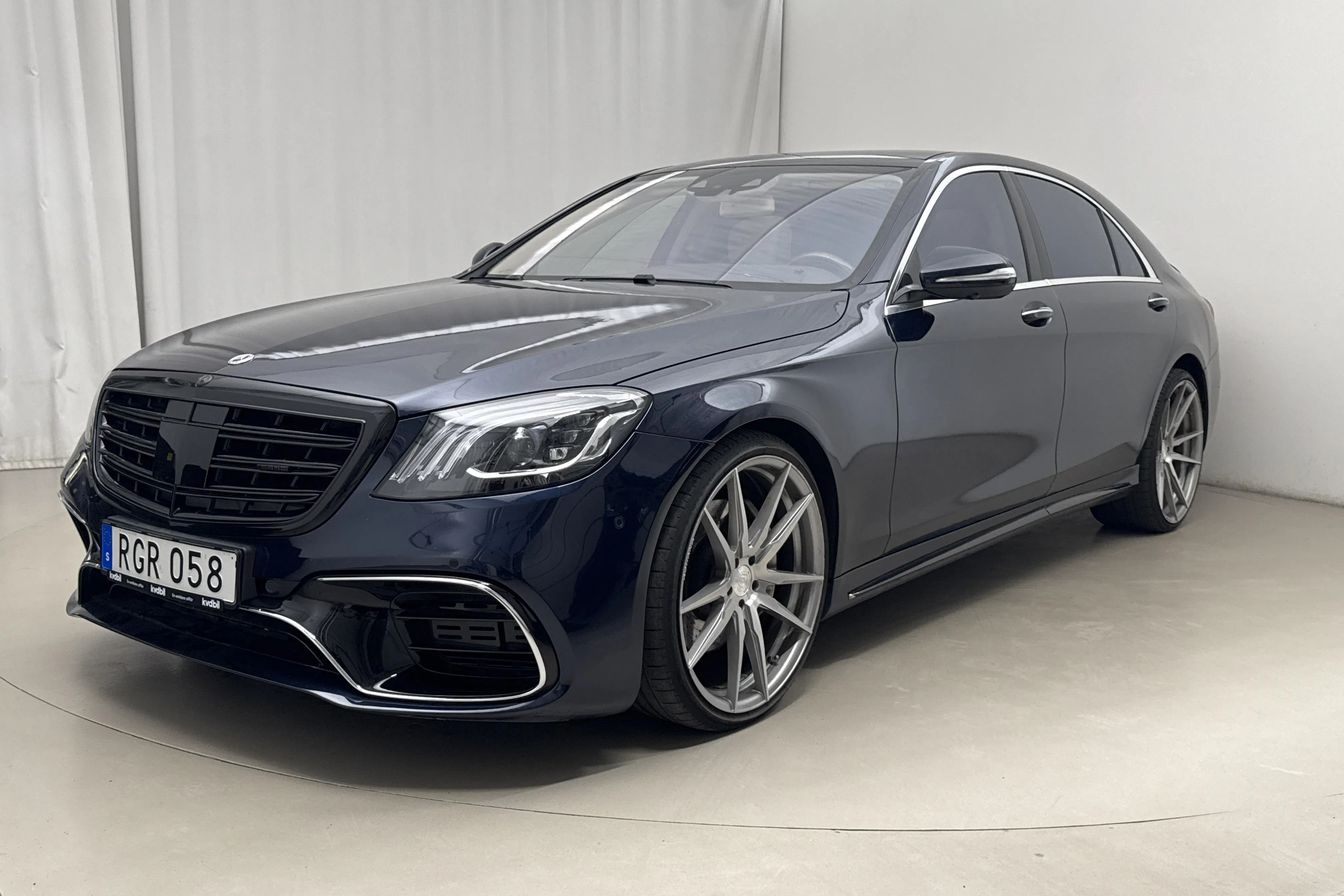 Presentationsfoto 1 av 21: Mercedes S 500 4MATIC W222 (455hk) - 15 005 mil - Automat - svart - 2014