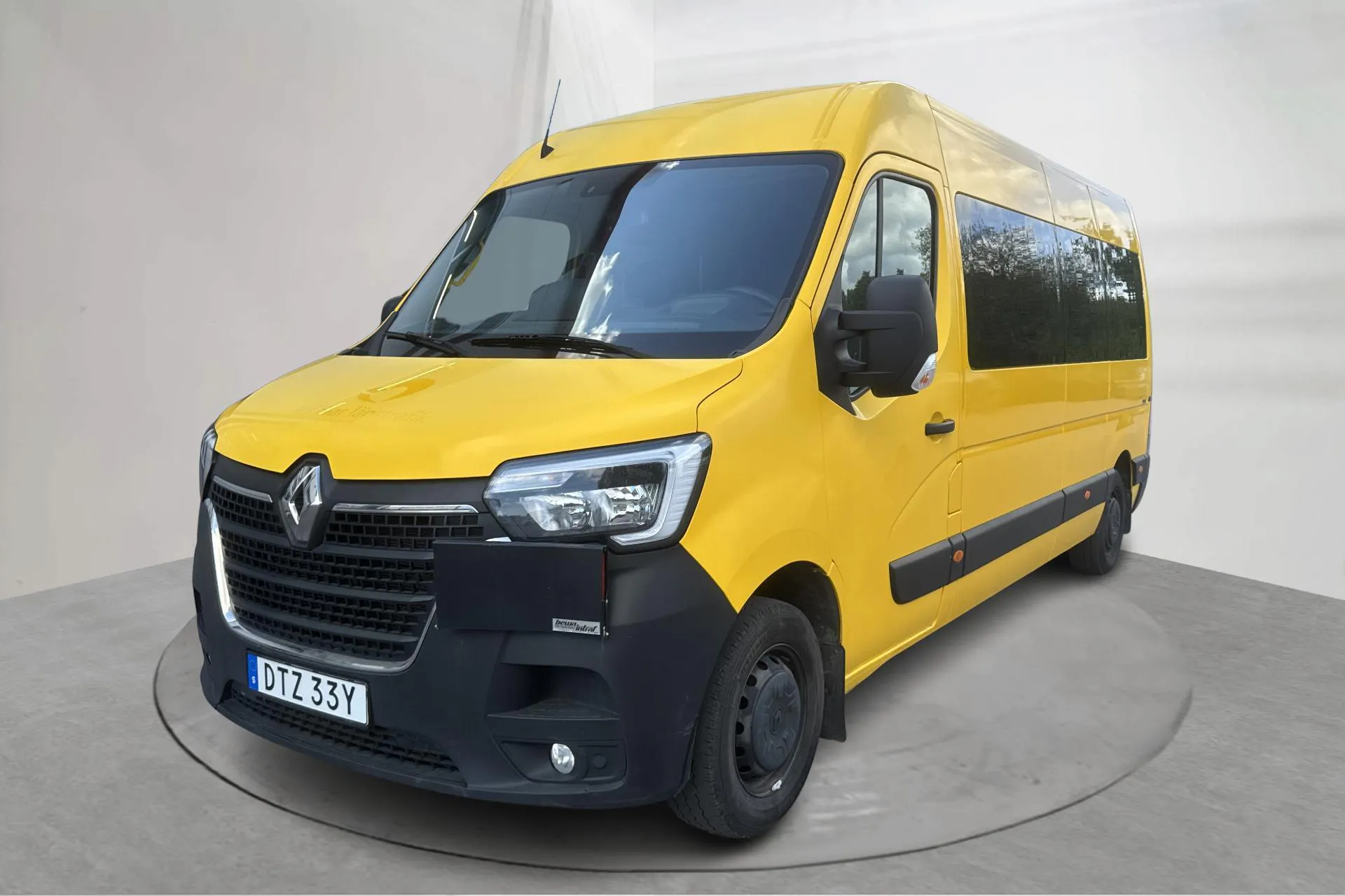 Presentationsfoto 1 av 24: Renault Master 2.3 dCi FAP 2WD (145hk) - 43 694 mil - Manuell - gul - 2022