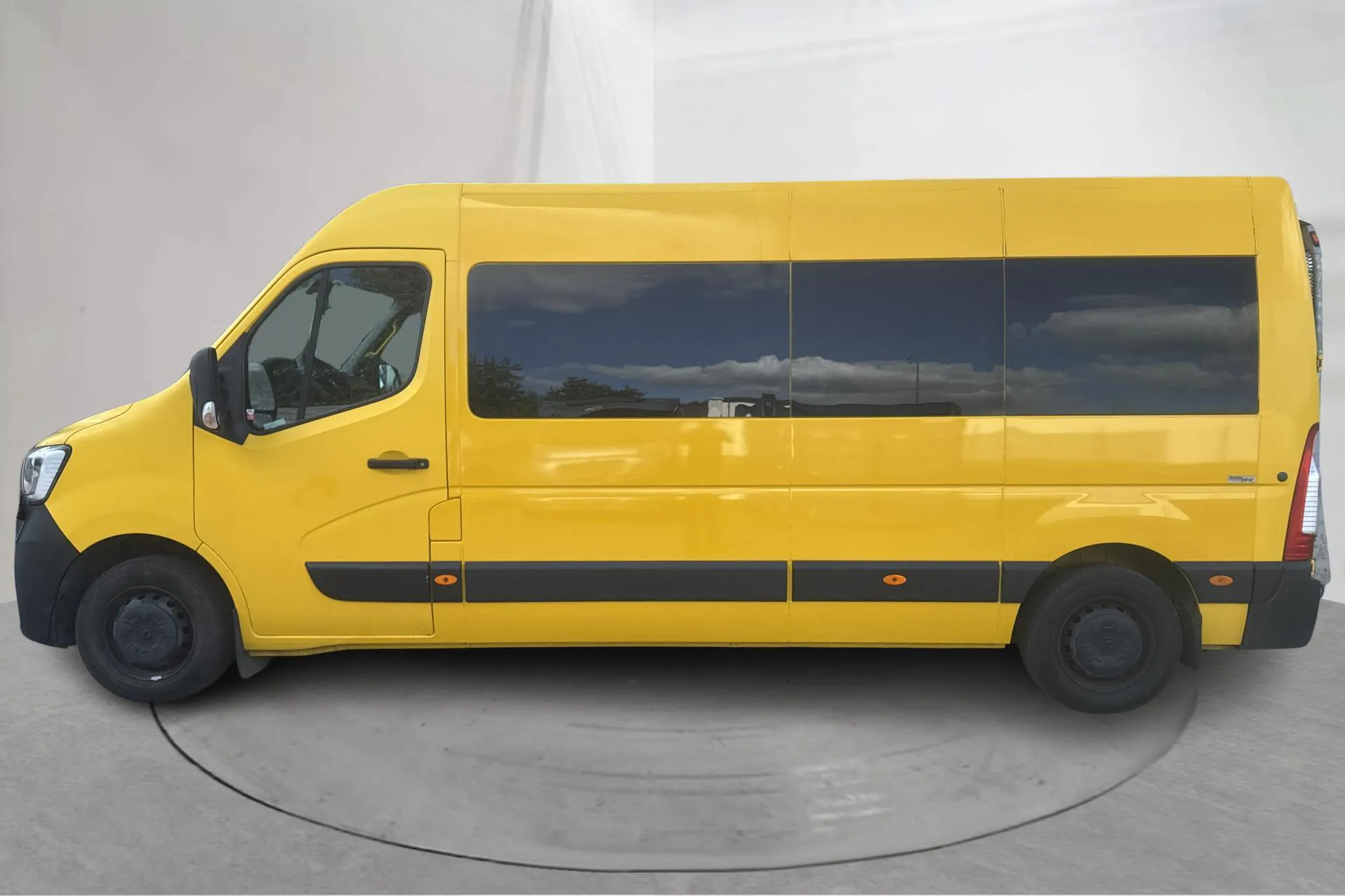 Presentationsfoto 2 av 24: Renault Master 2.3 dCi FAP 2WD (145hk) - 43 694 mil - Manuell - gul - 2022