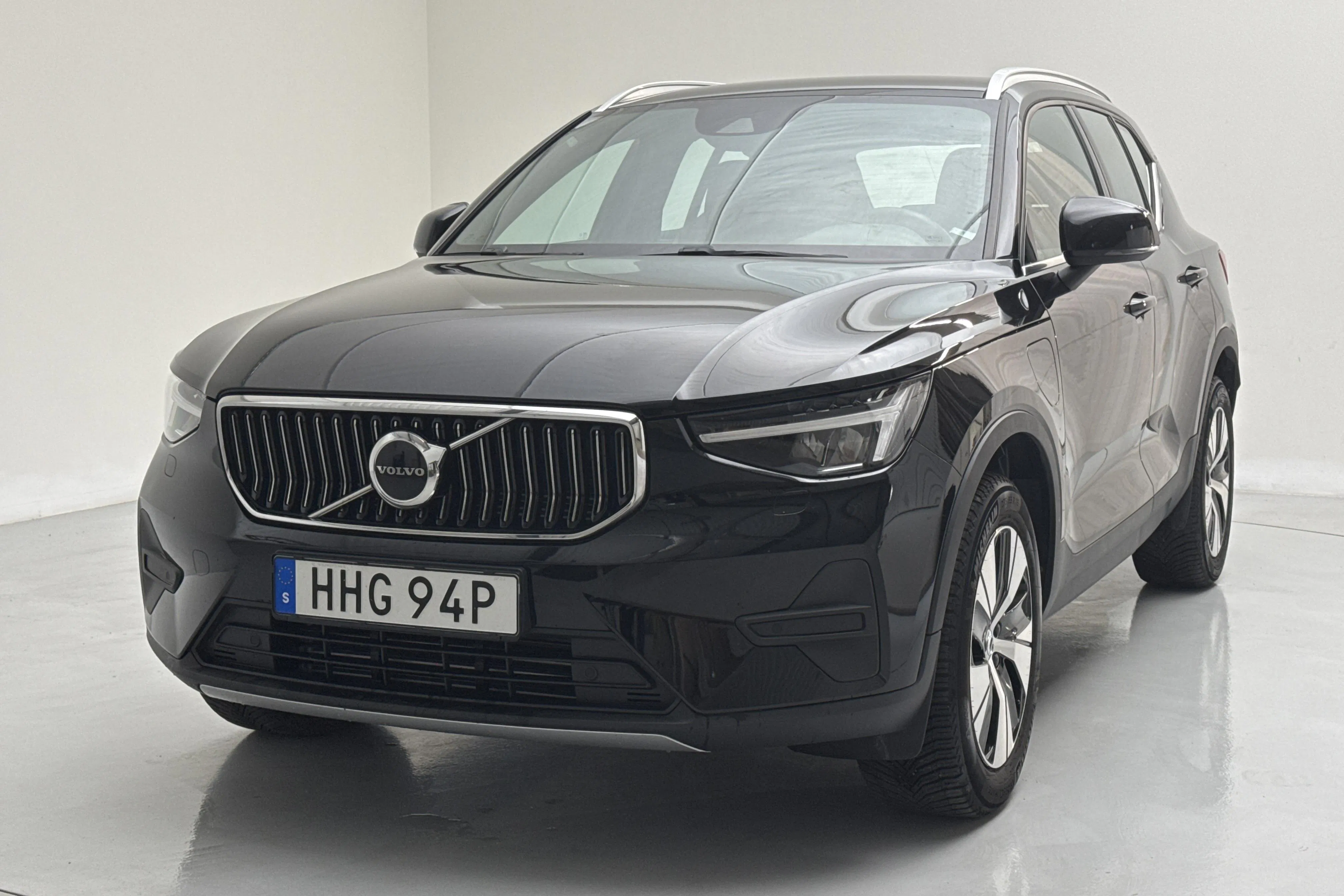 Presentationsfoto 1 av 18: Volvo XC40 T4 2WD Twin Engine (211hk) - 6 442 mil - Automat - svart - 2023