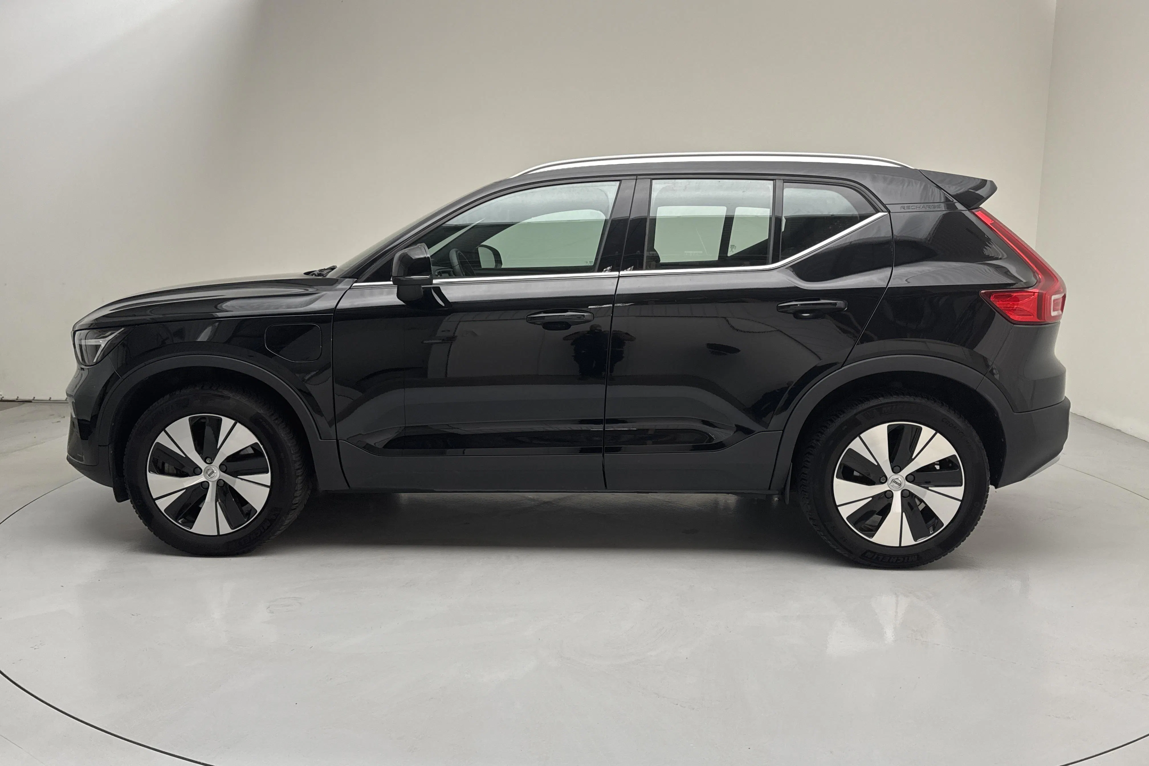 Presentationsfoto 2 av 18: Volvo XC40 T4 2WD Twin Engine (211hk) - 6 442 mil - Automat - svart - 2023