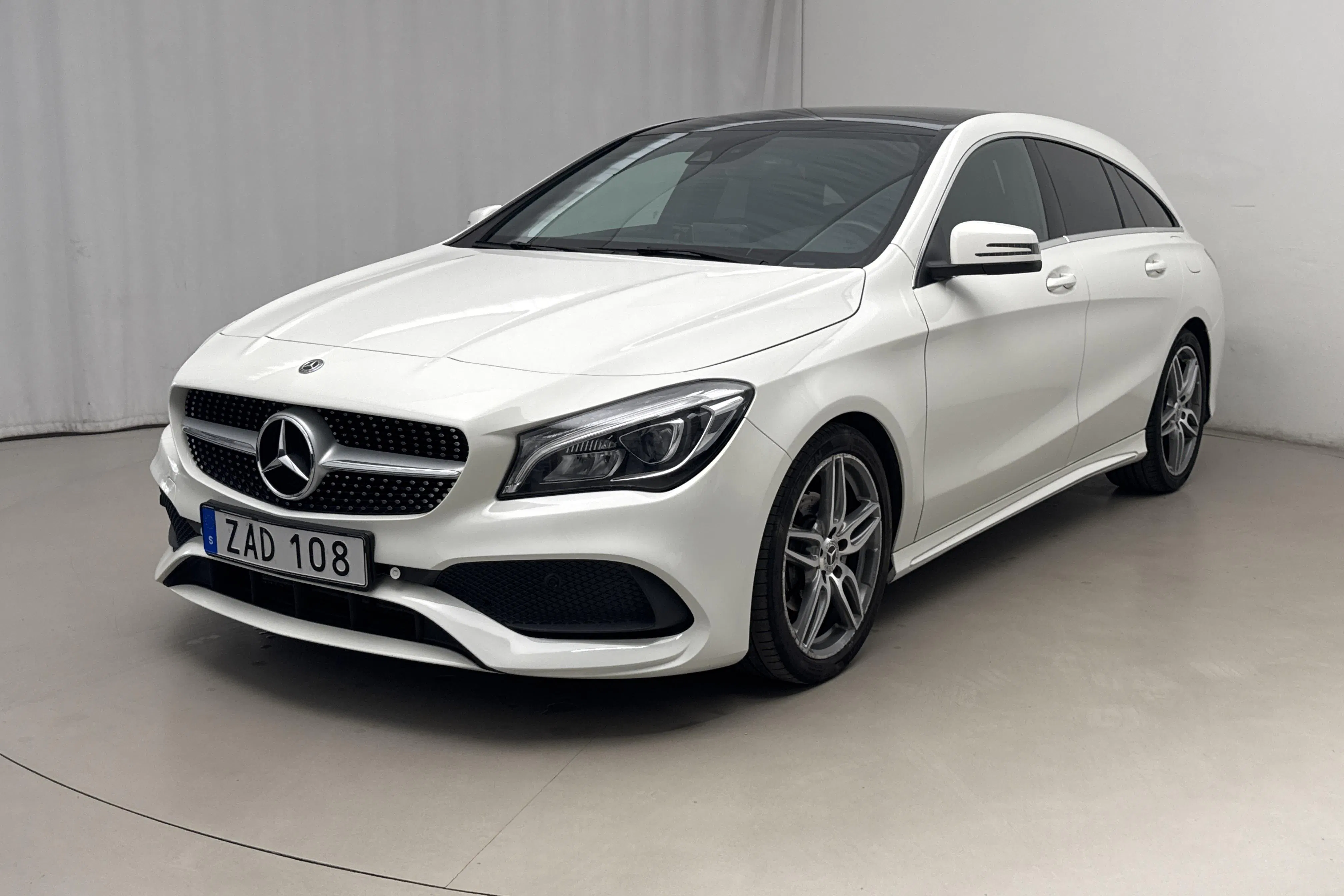 Presentation photo 1 of 17: Mercedes CLA 180 Shooting Brake X117 (122hk) - 117 550 km - Automatic - white - 2018