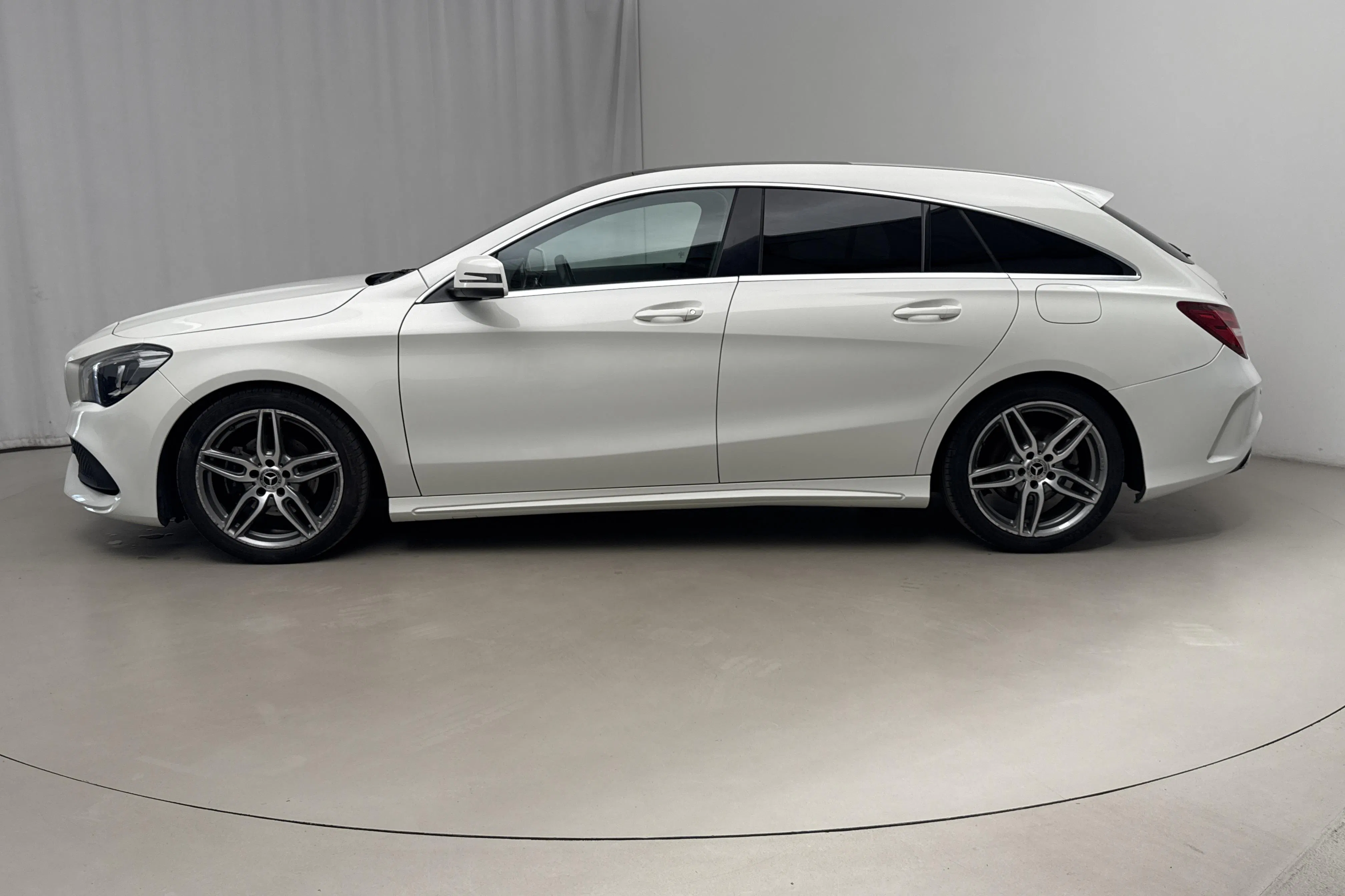 Presentation photo 2 of 17: Mercedes CLA 180 Shooting Brake X117 (122hk) - 117 550 km - Automatic - white - 2018