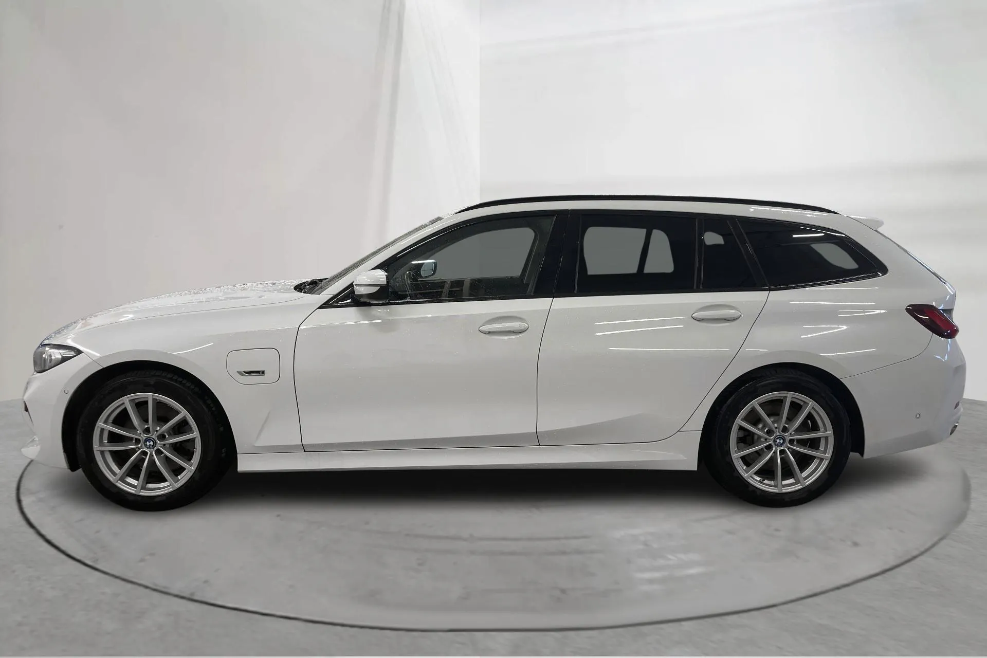 Presentation photo 2 of 22: BMW 330e xDrive Touring LCI, G21 (292hk) - 135 430 km - Automatic - white - 2023
