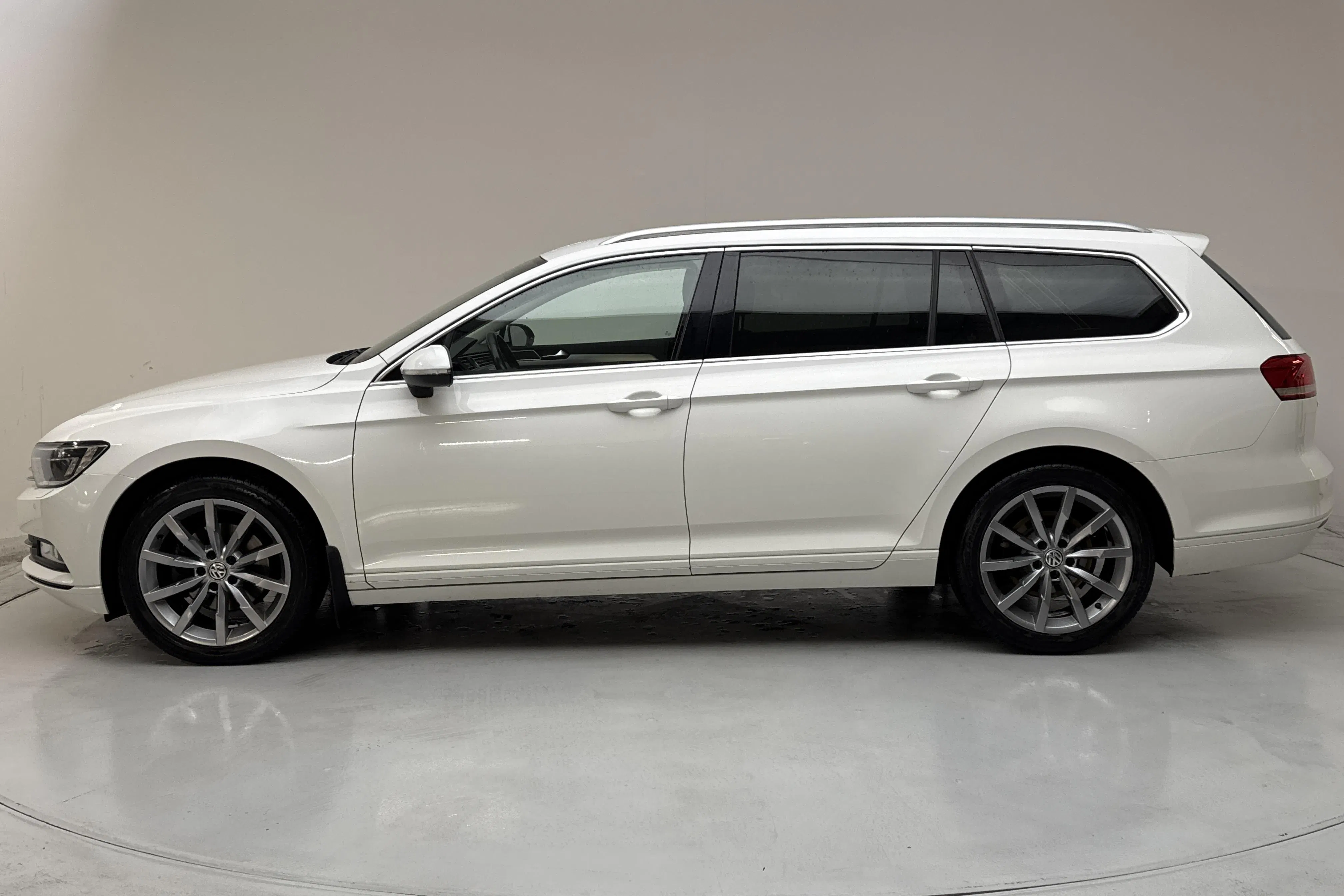 Presentationsfoto 2 av 13: VW Passat 1.4 TSI Sportscombi (150hk) - 10 340 mil - Manuell - vit - 2016