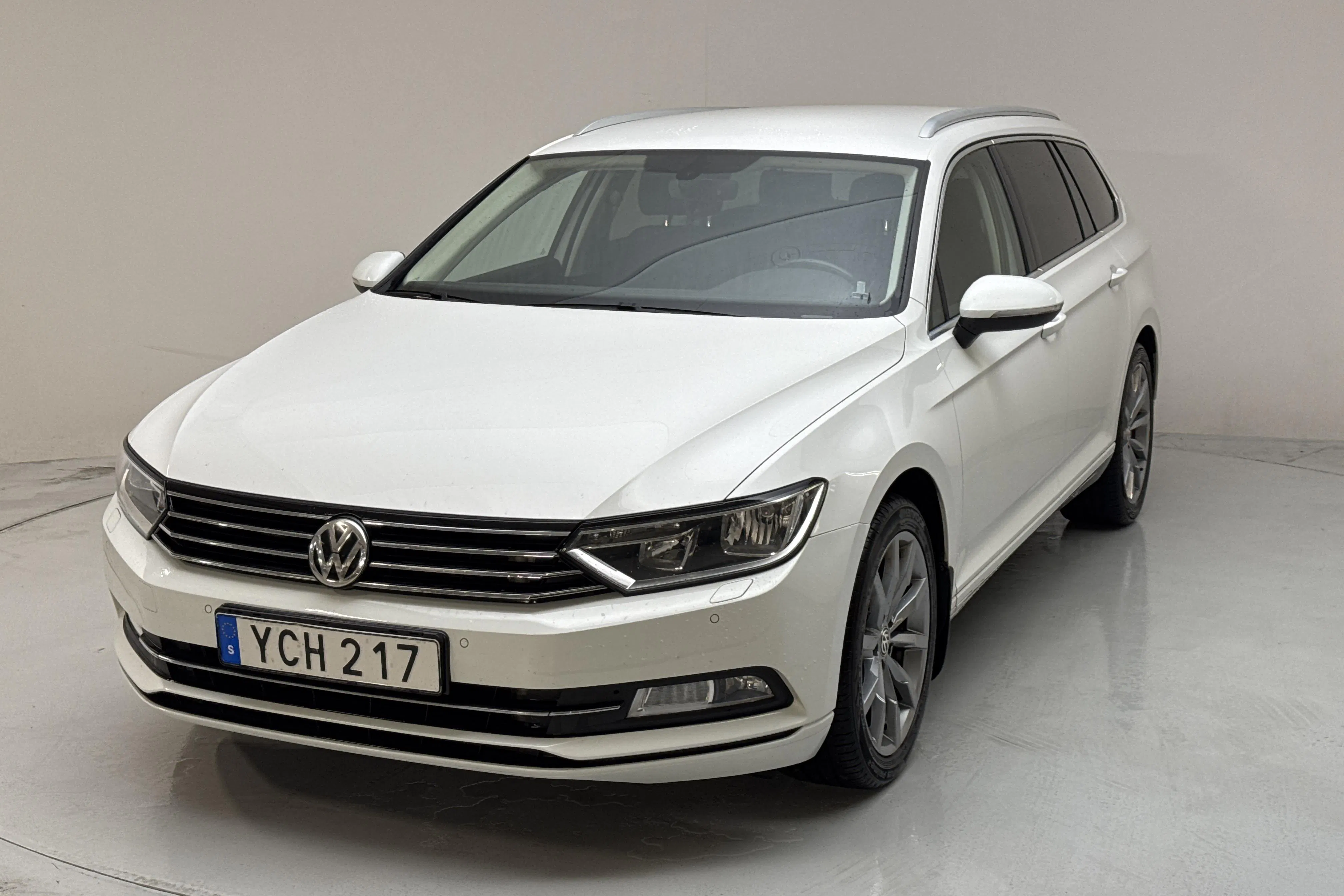 Presentationsfoto 1 av 13: VW Passat 1.4 TSI Sportscombi (150hk) - 10 340 mil - Manuell - vit - 2016