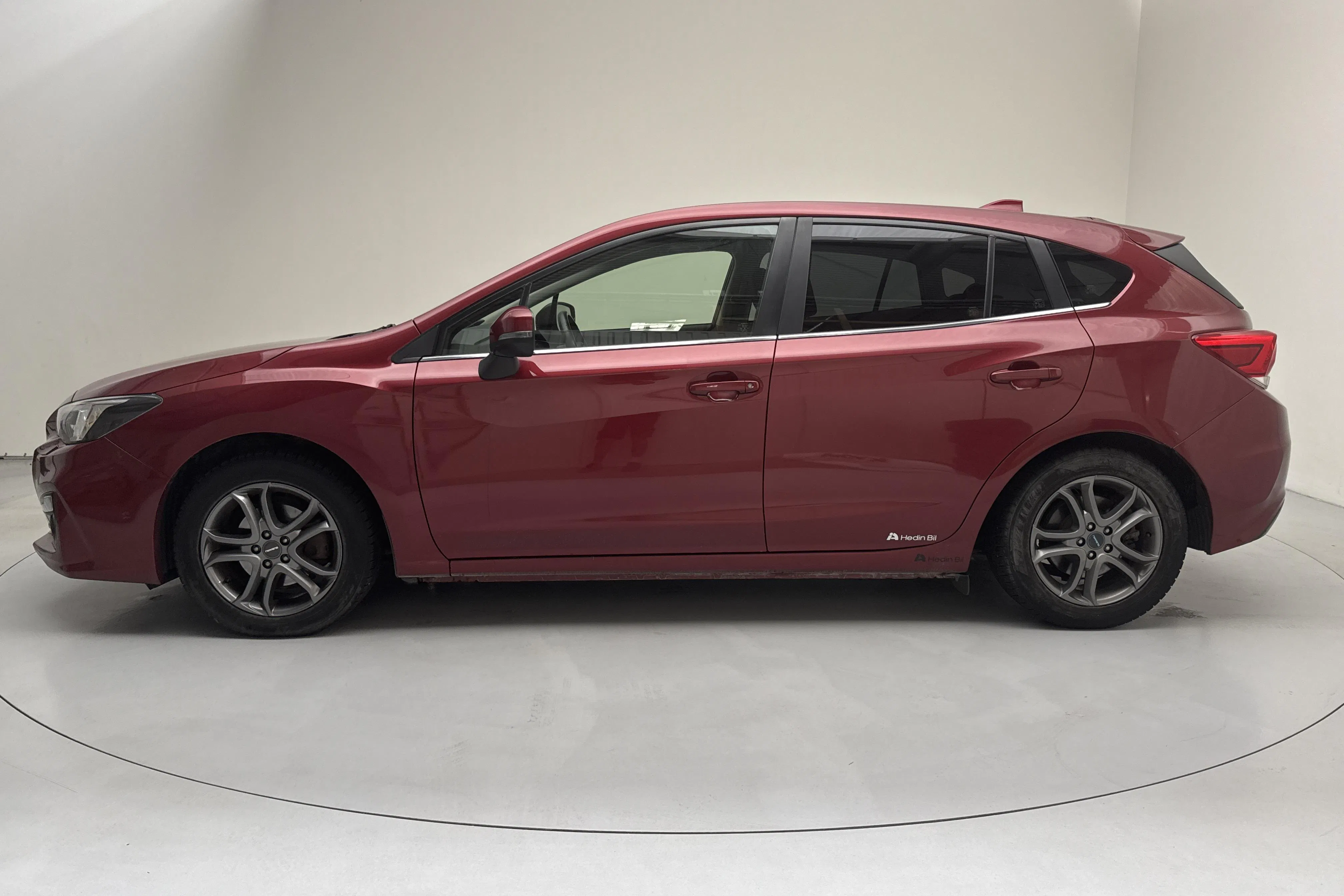 Presentationsfoto 2 av 14: Subaru Impreza 2.0i (156hk) - 17 876 mil - Automat - Ljusröd - 2018