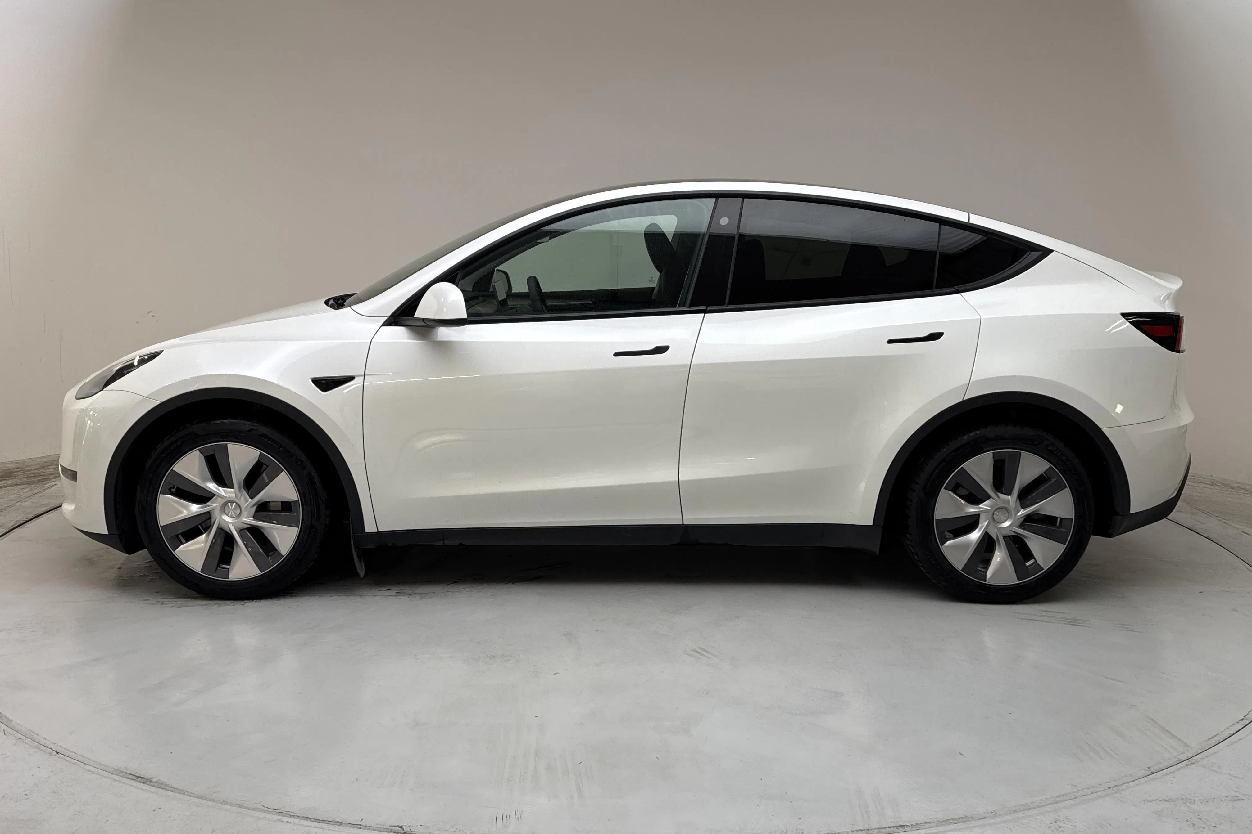 Presentationsfoto 2 av 16: Tesla Model Y Long Range Dual Motor AWD - 8 999 mil - Automat - vit - 2023