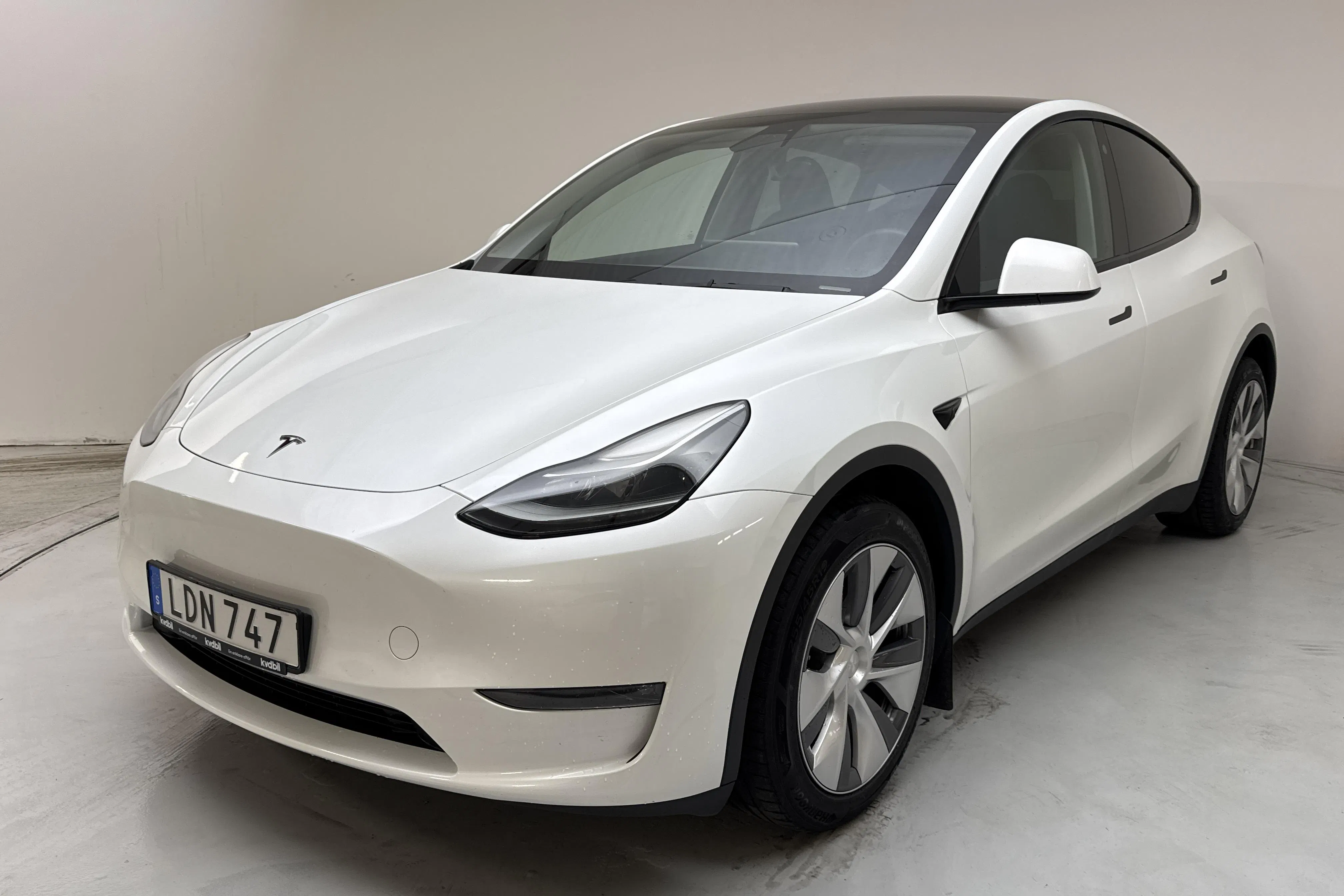 Presentationsfoto 1 av 16: Tesla Model Y Long Range Dual Motor AWD - 8 999 mil - Automat - vit - 2023