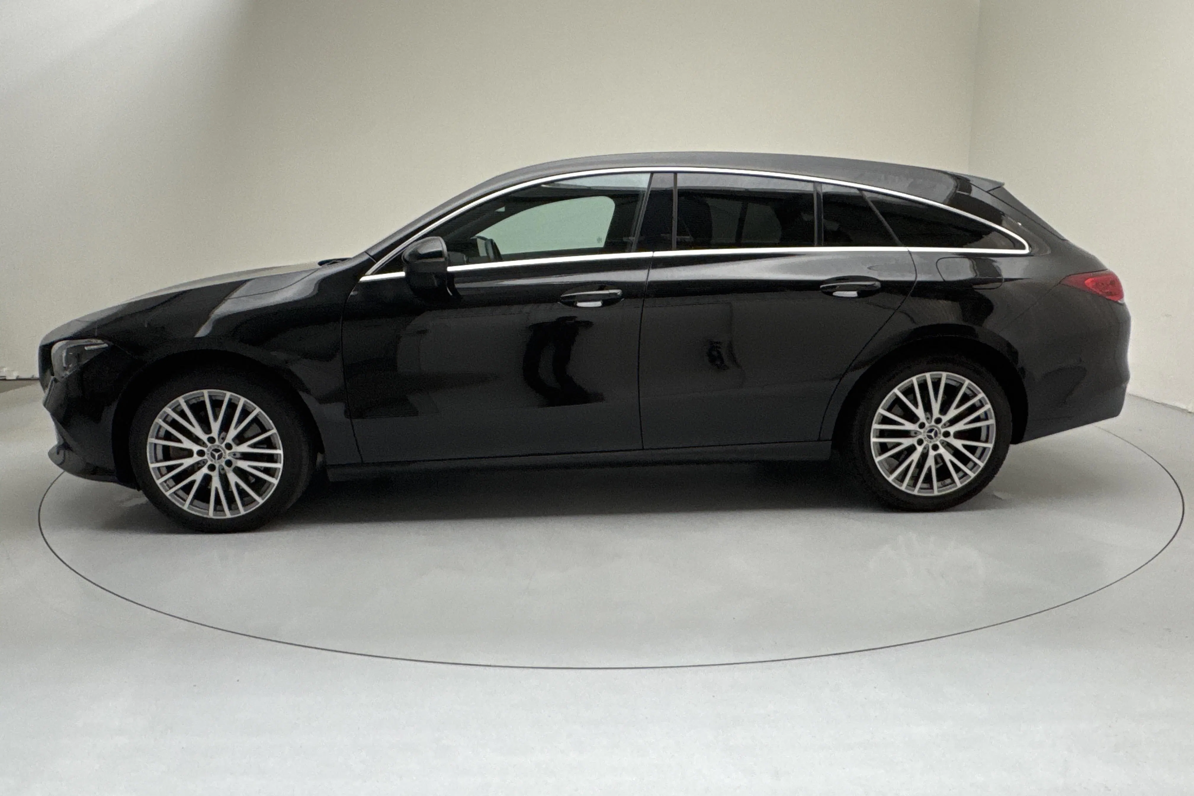 Presentation photo 2 of 17: Mercedes CLA 250 e Shooting Brake X118 (218hk) - 70 630 km - Automatic - black - 2023