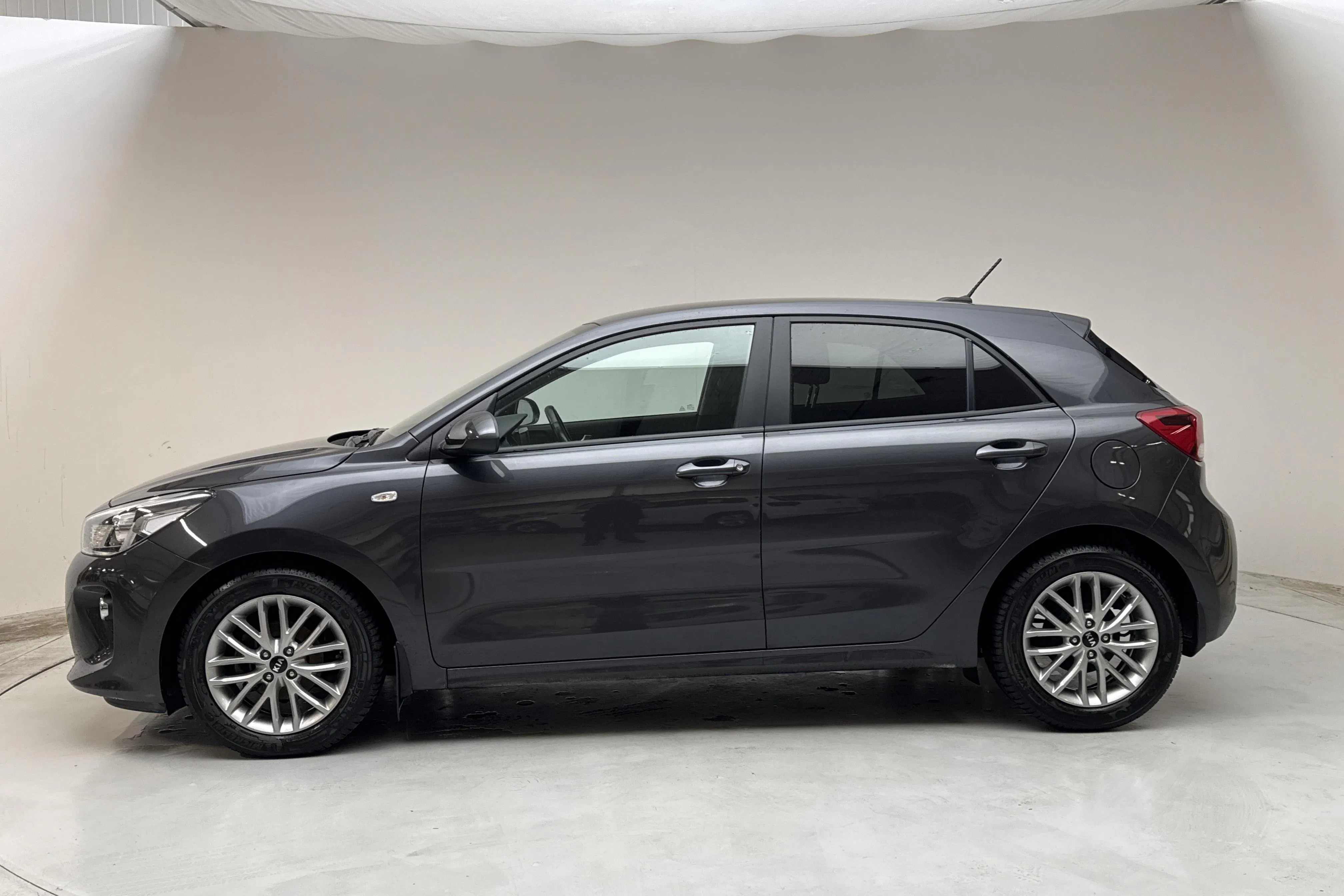 Presentation photo 2 of 13: KIA Rio 1.2 (84hk) - 2 516 Scandinavian mile - Manual - gray - 2020