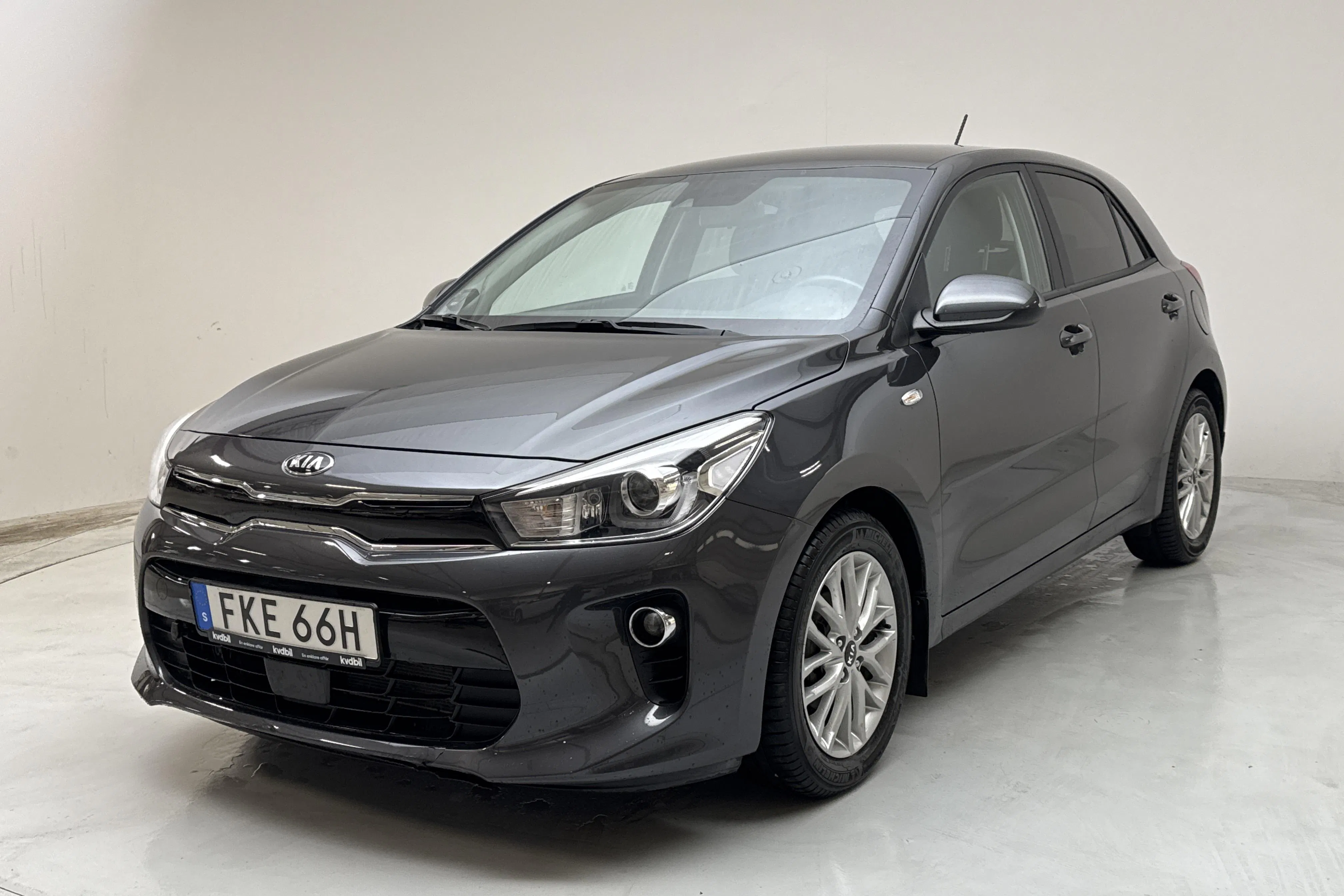 Presentation photo 1 of 13: KIA Rio 1.2 (84hk) - 2 516 Scandinavian mile - Manual - gray - 2020