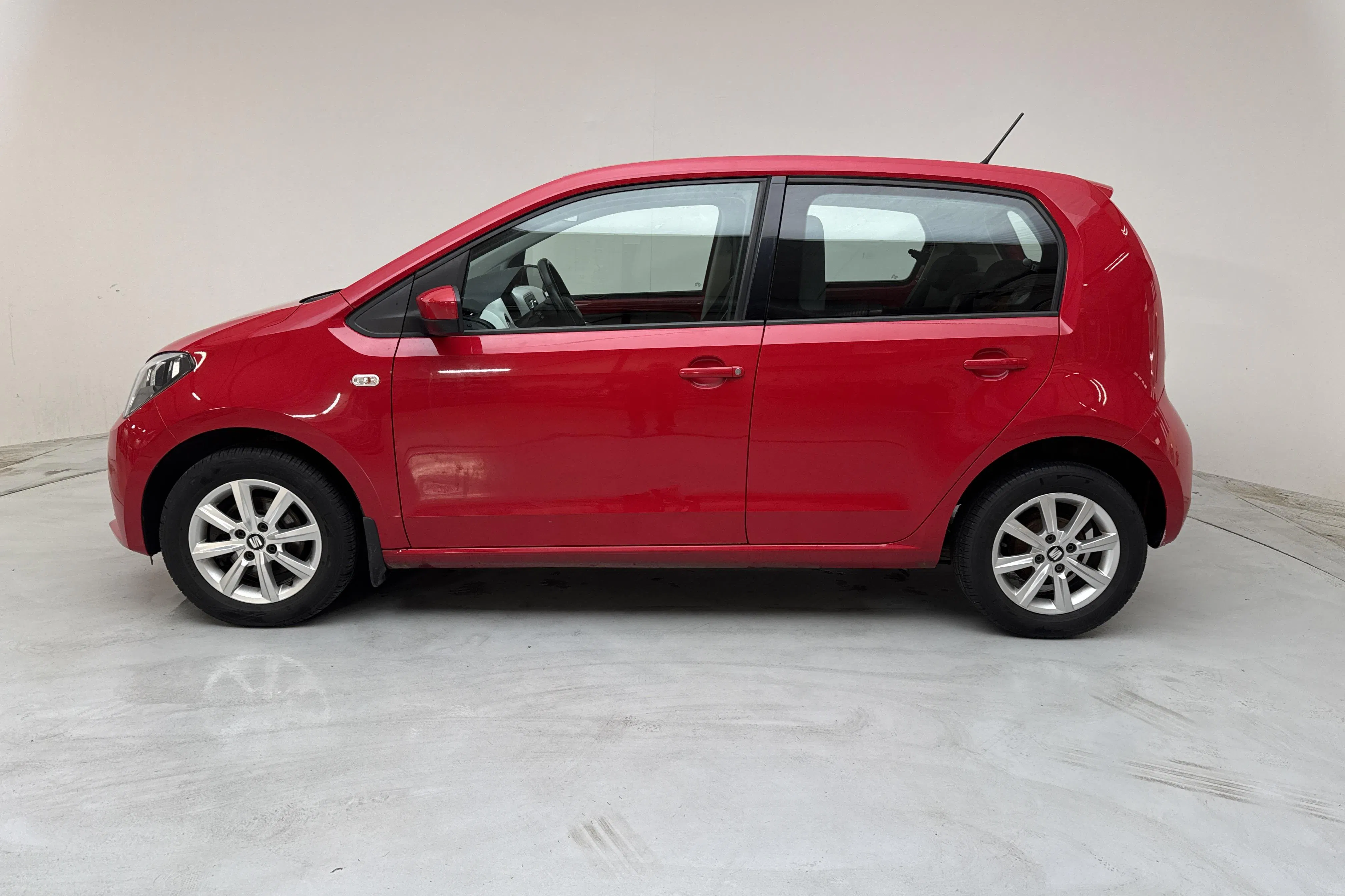 Presentation photo 2 of 12: Seat Mii 1.0 MPI Ecofuel 5dr (68hk) - 7 903 Scandinavian mile - Manual - red - 2018