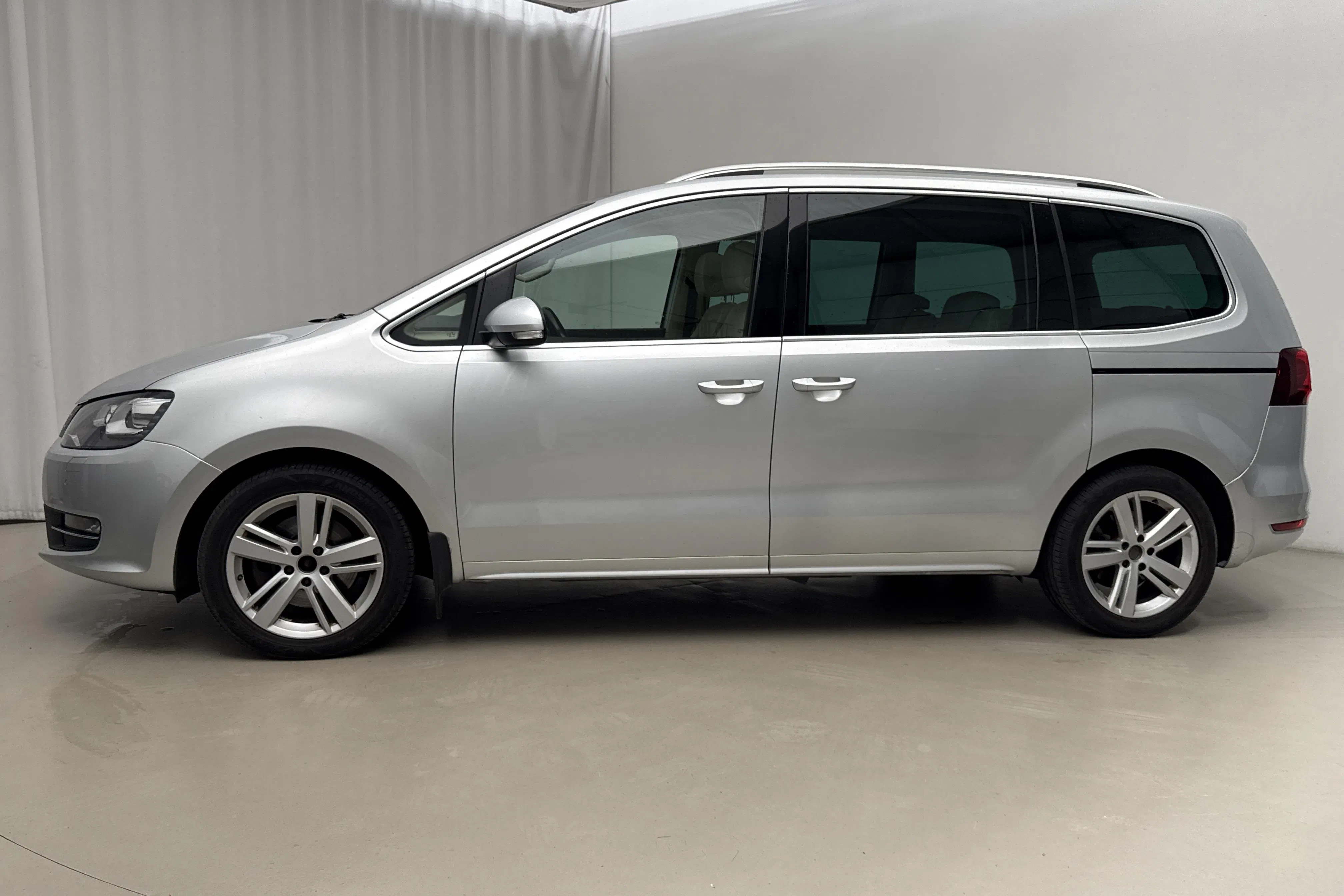 Presentationsfoto 2 av 22: VW Sharan 2.0 TDI (184hk) - 20 599 mil - Automat - silver - 2016