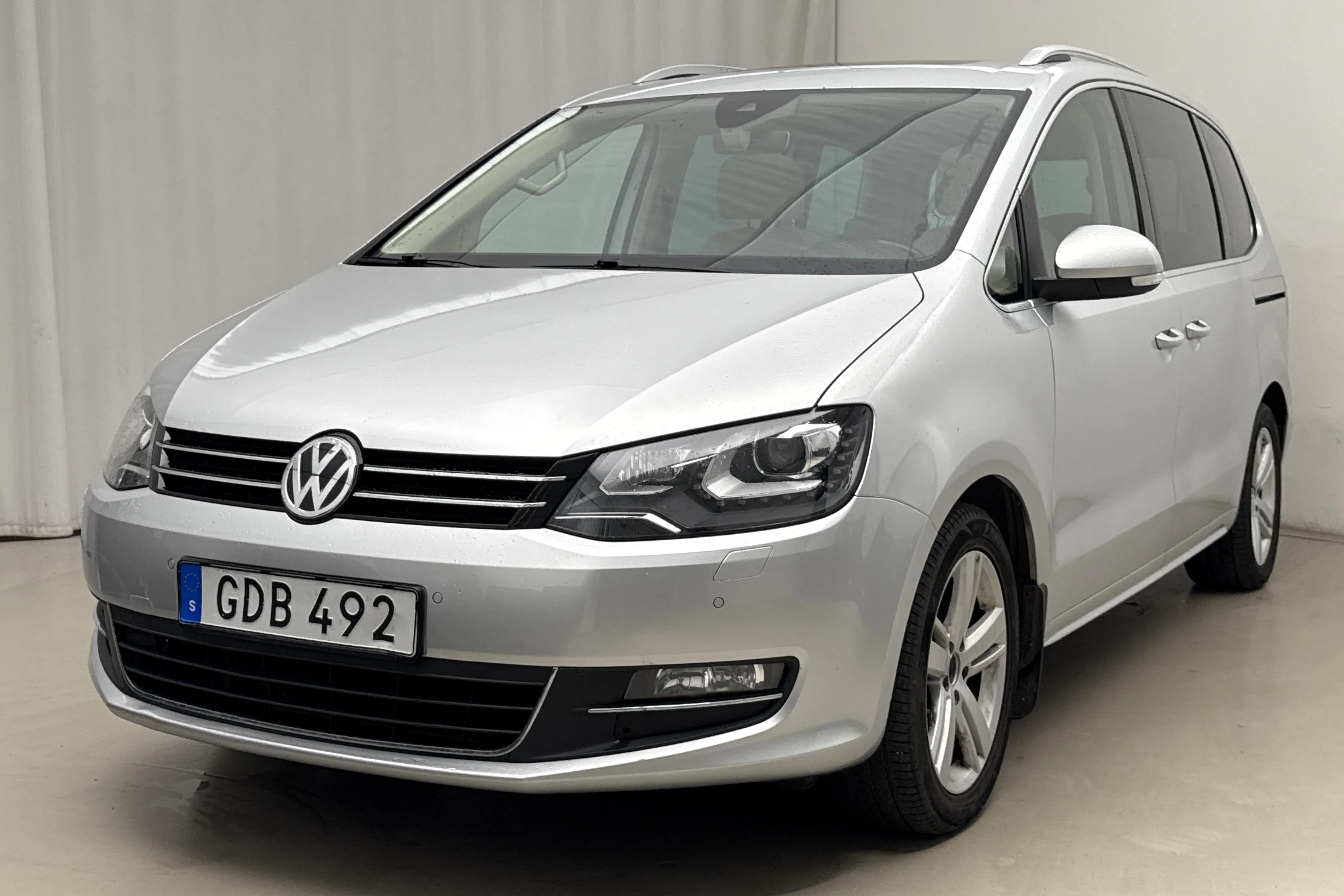 Presentationsfoto 1 av 22: VW Sharan 2.0 TDI (184hk) - 20 599 mil - Automat - silver - 2016