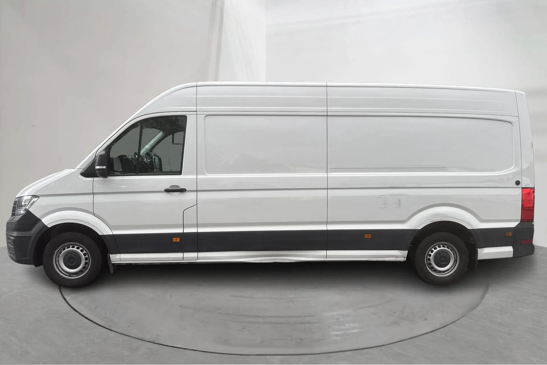Presentation photo 2 of 19: VW Crafter 35 2.0 TDI Skåp (177hk) - 10 886 Scandinavian mile - Manual - white - 2020