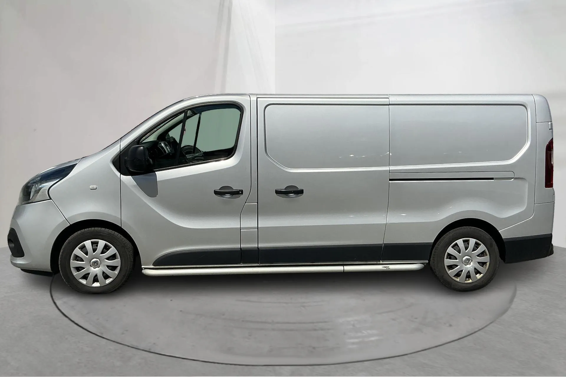 Presentation photo 2 of 16: Renault Trafic 1.6 dCi Skåp (125hk) - 19 794 Scandinavian mile - Manual - silver - 2018