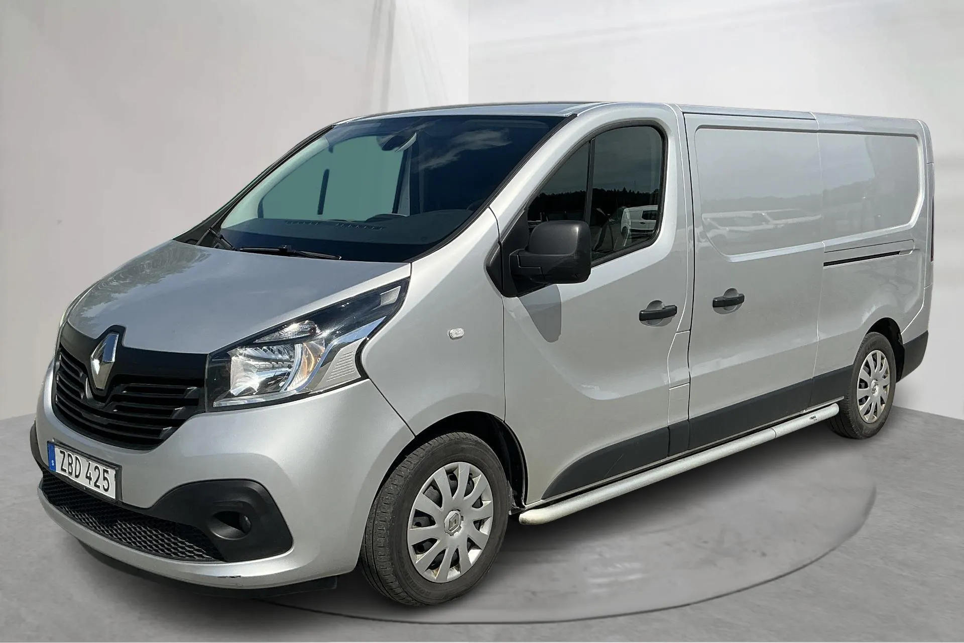 Presentation photo 1 of 16: Renault Trafic 1.6 dCi Skåp (125hk) - 19 794 Scandinavian mile - Manual - silver - 2018