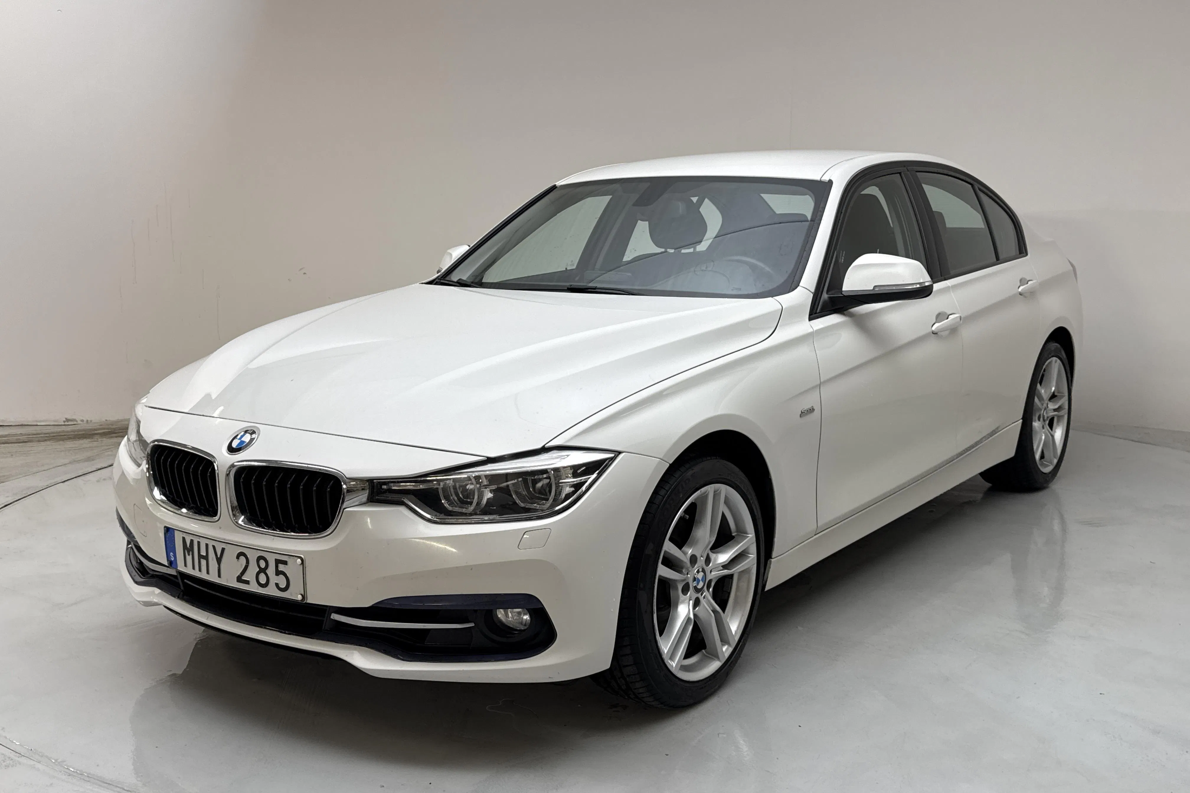 Presentationsfoto 1 av 13: BMW 320i xDrive Sedan, F30 (184hk) - 11 147 mil - Automat - vit - 2016