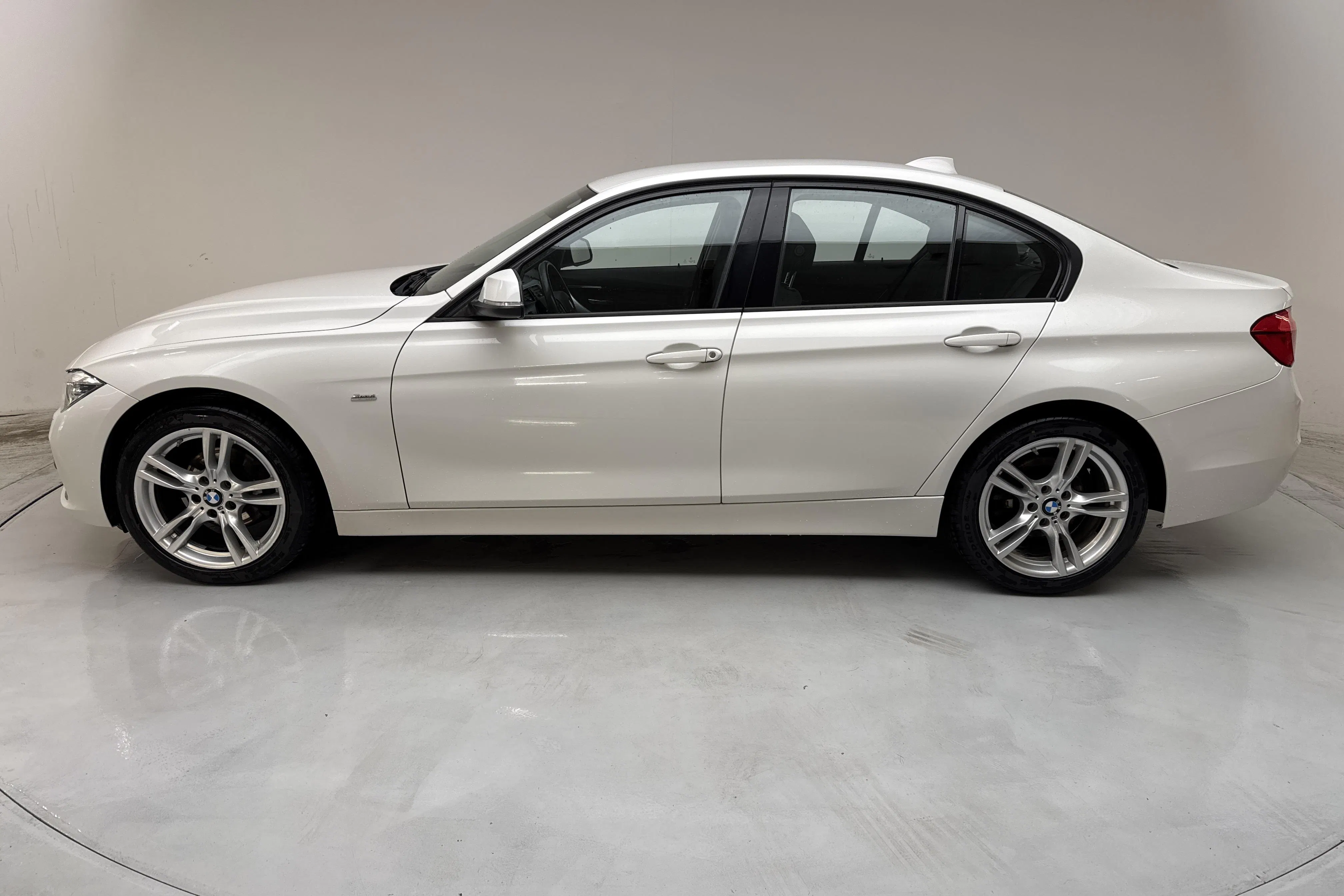 Presentationsfoto 2 av 13: BMW 320i xDrive Sedan, F30 (184hk) - 11 147 mil - Automat - vit - 2016