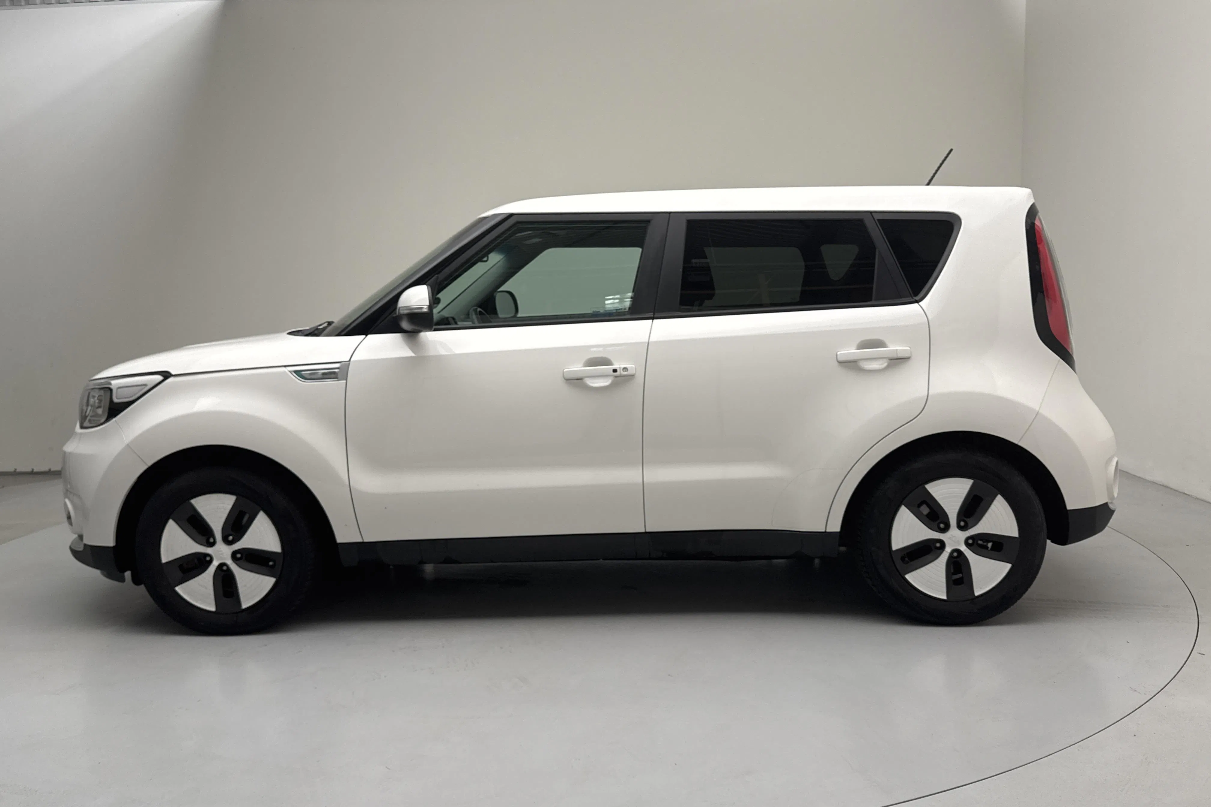 Presentation photo 2 of 17: KIA Soul EV (110hk) - 46 280 km - Automatic - white - 2017